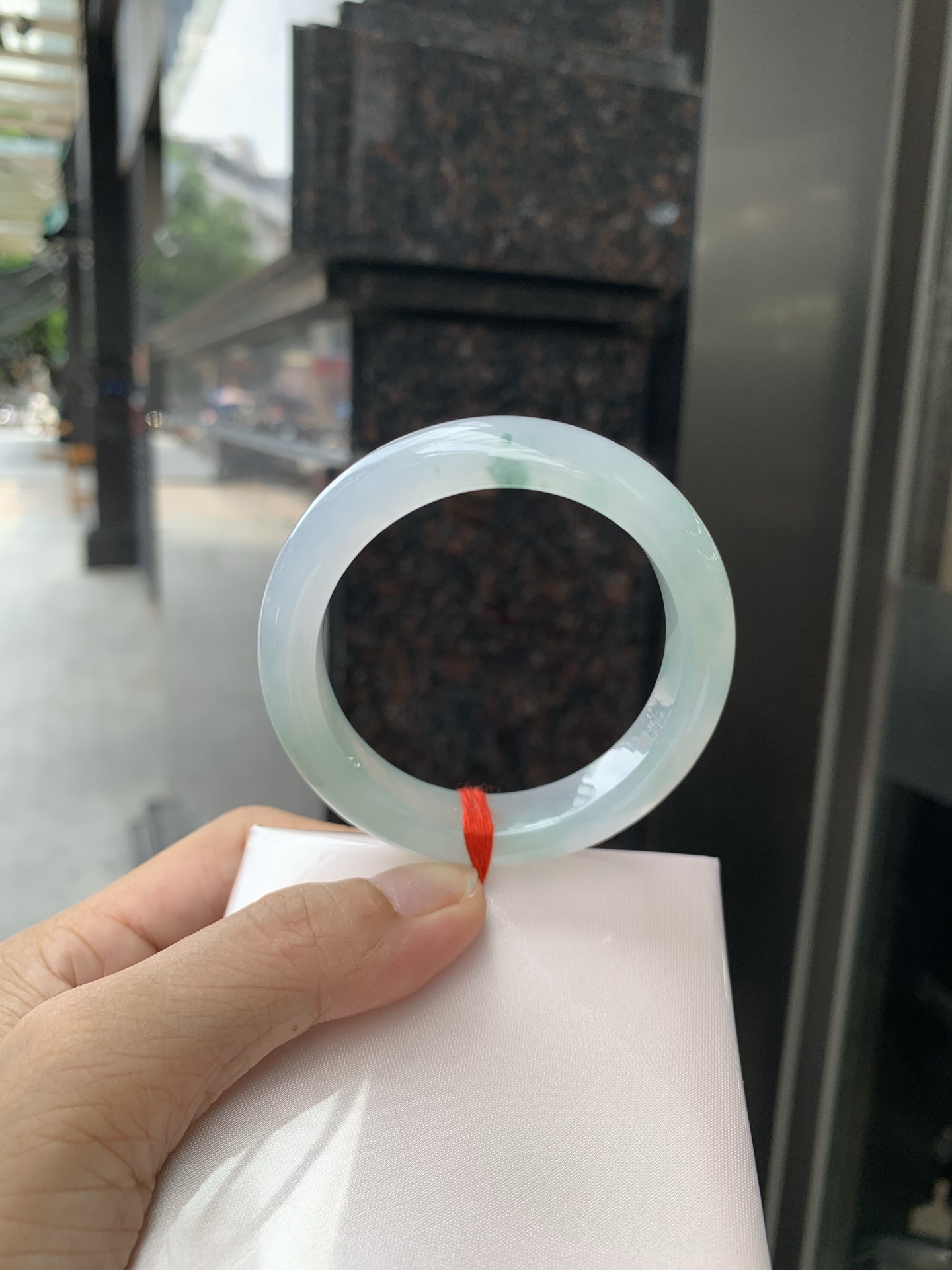 冰飘绿花正圈 51.2-7.9-11.4 0717-N1220 打灯棉线，底妆胶润细腻，简约却充满灵气，几抹绿花点缀，清新如芽，宛若自然的画卷凝结于腕间，静中带动，韵味悠长