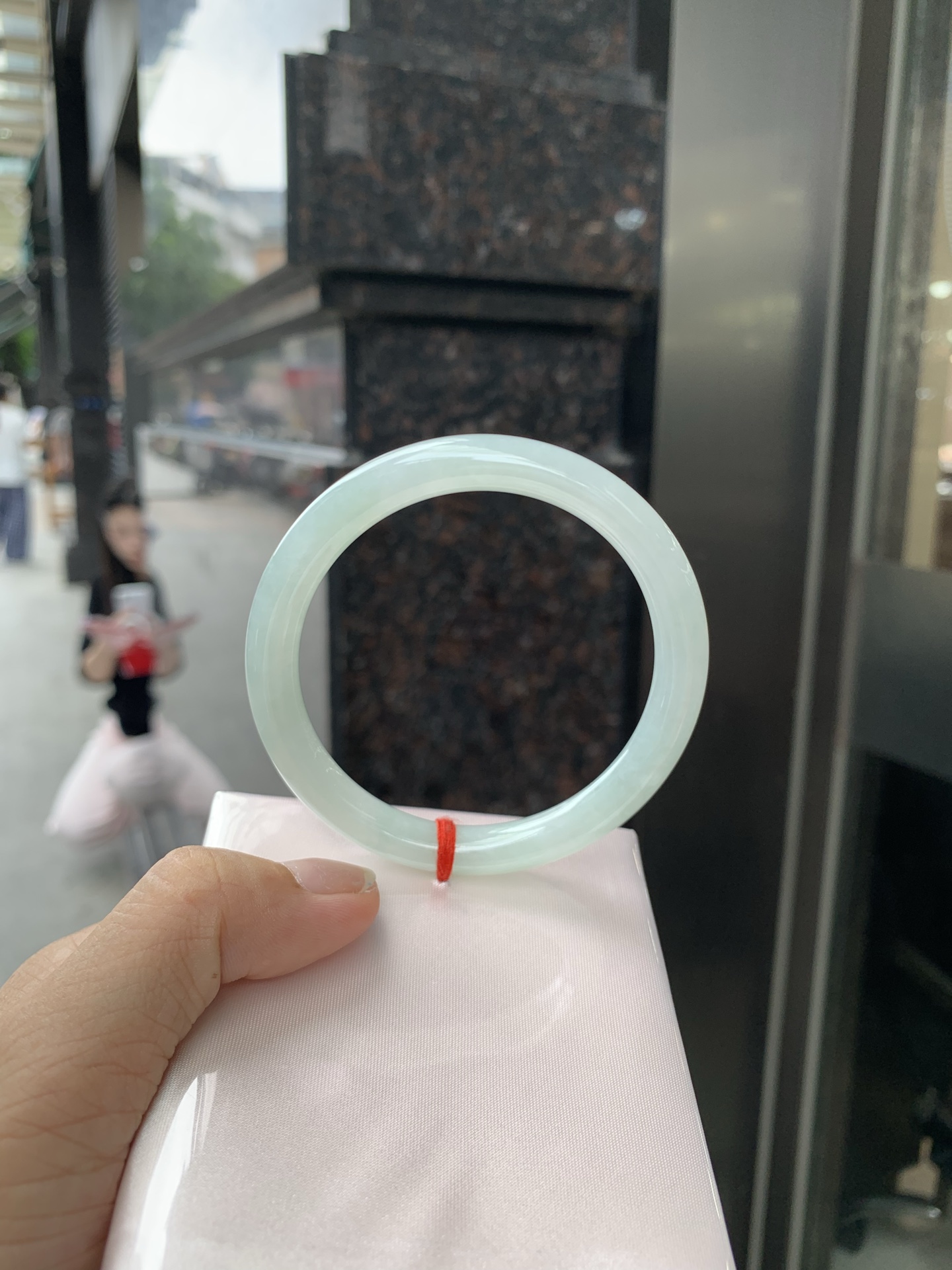浅绿底圆条 56.8-7.5-7.4 0717-N1167 打灯细纹，不影响，底妆水润，满圈浅绿底色均匀分布，像初春嫩芽落入清泉，均匀柔和，抬眼就是一片宁静感