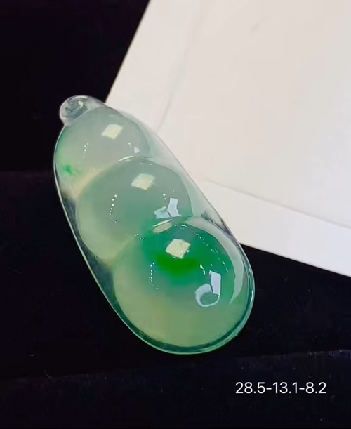 玻璃种阳绿福豆，饱满圆润起荧光，实物非常漂亮，性比高，无裂，28.5-13.1-8.2