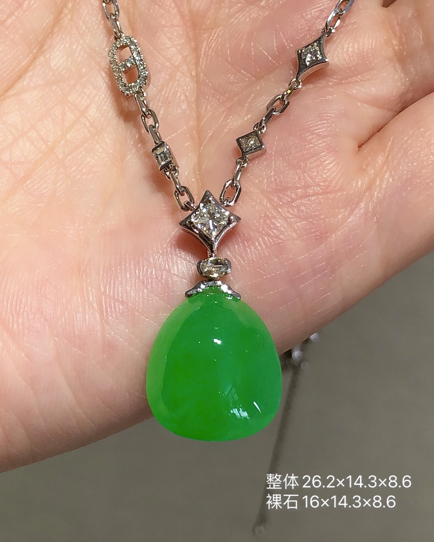 高冰阳绿福瓜项链底子细腻胶润，色阳均匀，裸石超饱满立体，简约设计星星扣头，自生链可调节，露脖季节真的