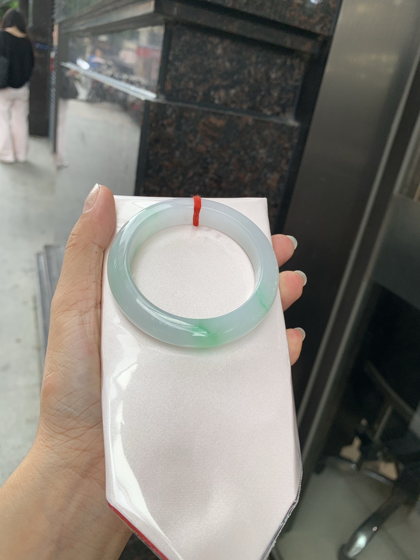 白底青正圈 54-8.4-11.7 0717-N1222 打灯细纹，不影响，底妆白净水润，阳绿花点缀，镯色生香，腕间之美，水润中透着灵气，仙气缭绕，温婉可人，举手投足间皆是美好