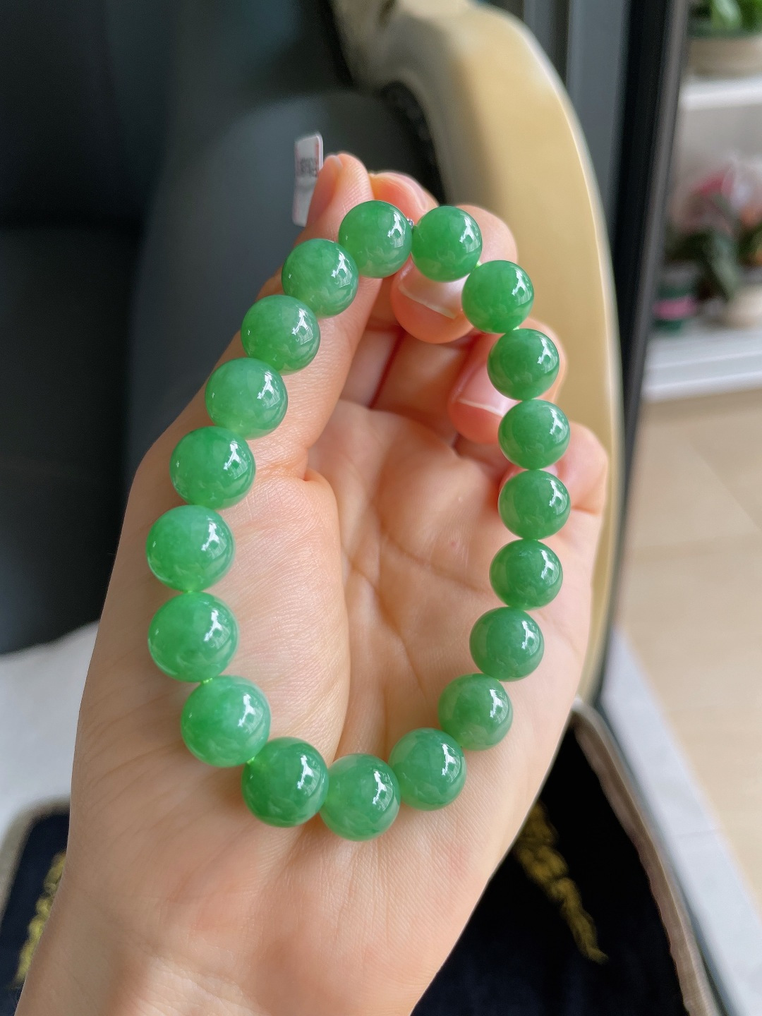 天然翡翠A货，冰满绿手串，尺寸：10mm。