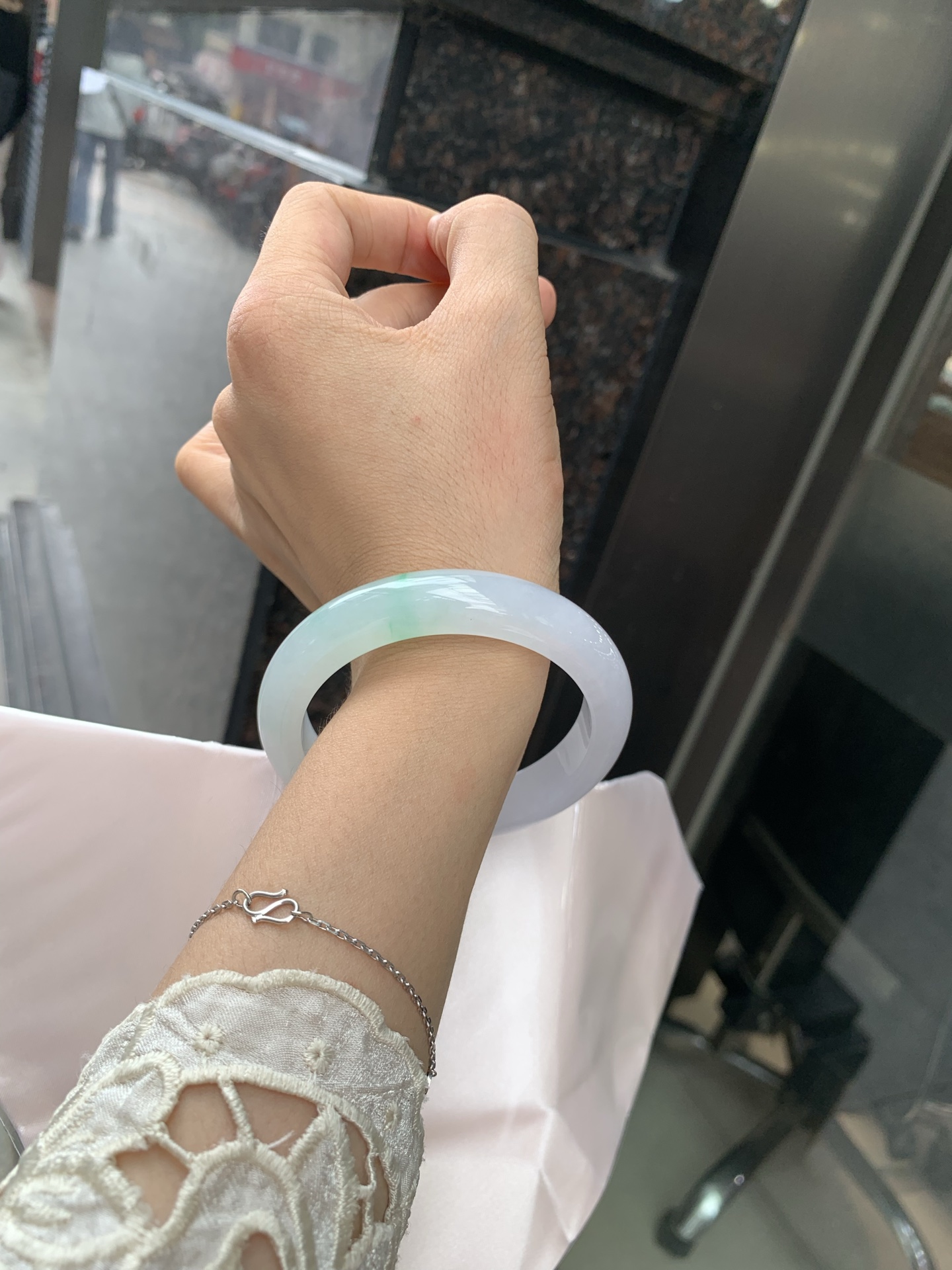 白底青正圈 56-8-11.6 0717-N1221 打灯细纹，不影响，底妆白净水润，阳绿花点缀，镯色生香，腕间之美，水润中透着灵气，仙气缭绕，温婉可人，举手投足间皆是美好