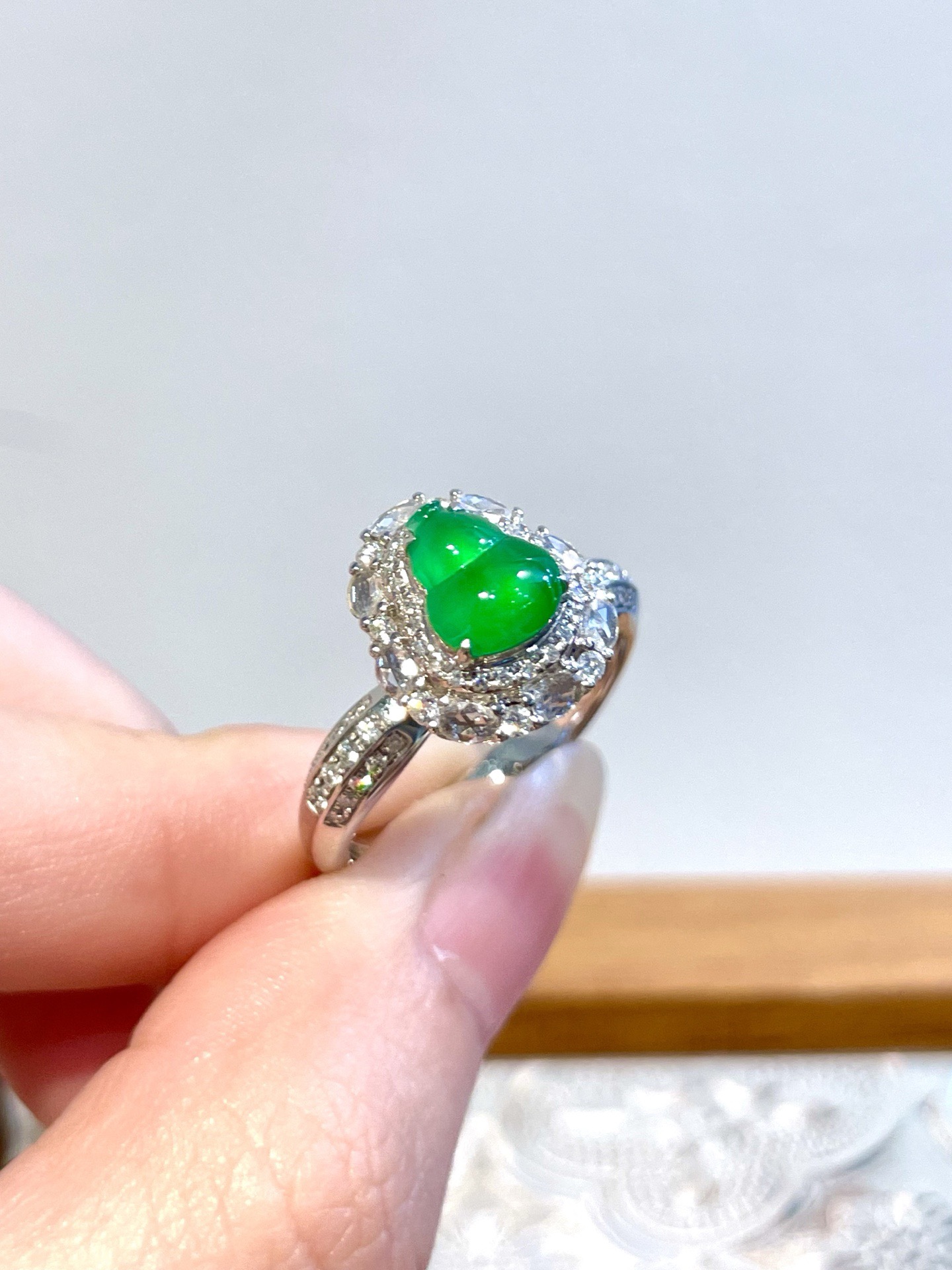 ️ 阳绿葫芦戒指 翠色浓艳均匀，水头充盈饱满，圆润立体，种质细腻起胶，明艳灵动 尺寸：整体12.7*10.9*9.7裸石7.4*5.9