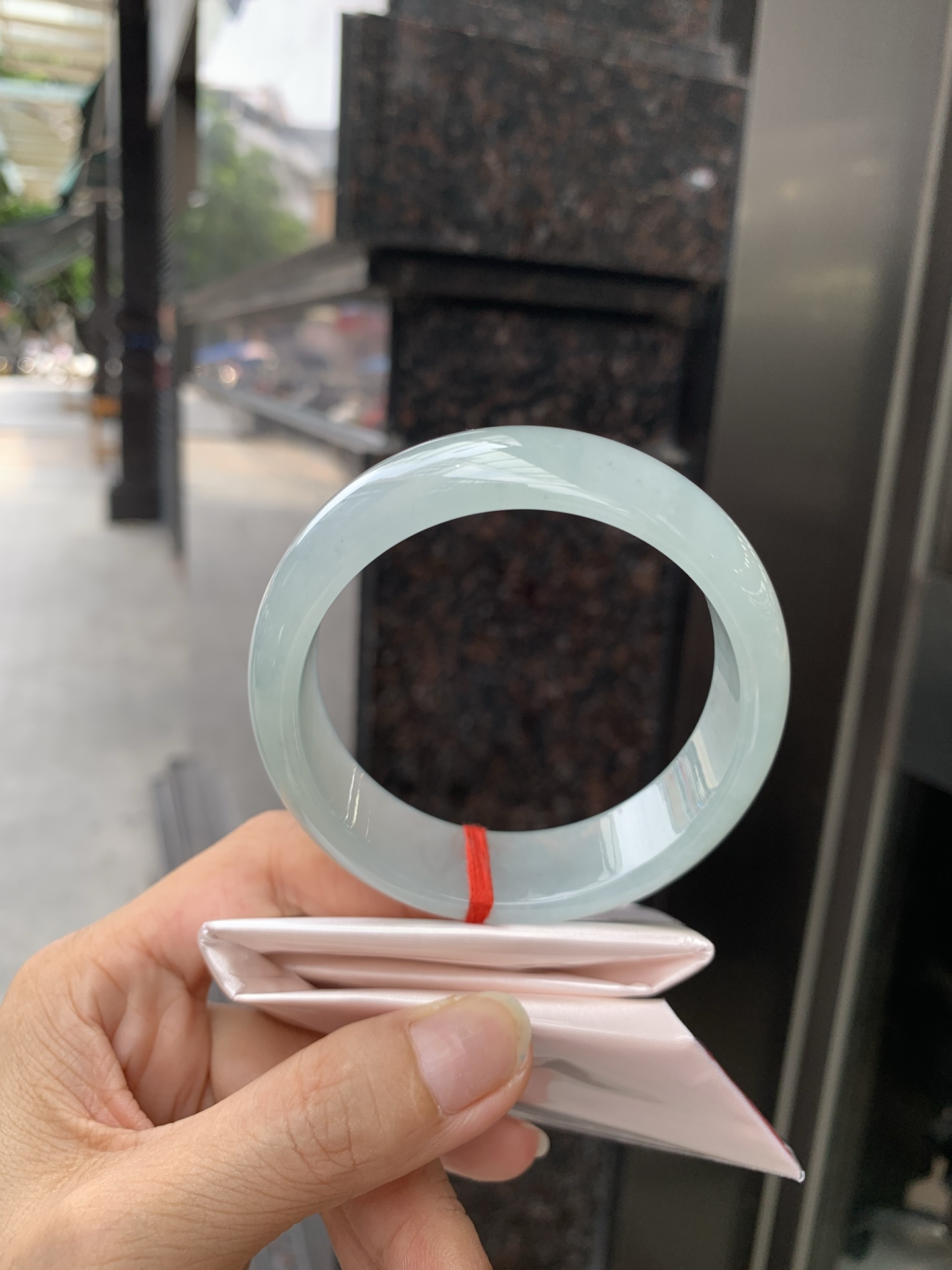 冰晴宽版正圈 59-7.5-17.5 0717-N1211 底妆冰透胶润细腻，清爽耐看的冰晴绿，底色均匀，夏季美好的冰凉感，时而绿时而蓝，随光线变化如梦如幻。