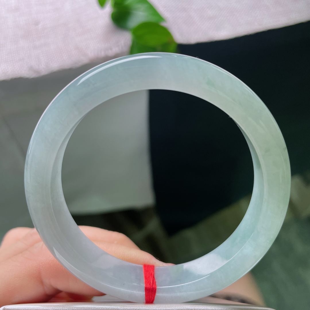 55.8/11.5/8.8，飘花正圈，无裂，浅青底色干净澄澈，像雨后山间清溪，清清爽爽，自带沁人心脾