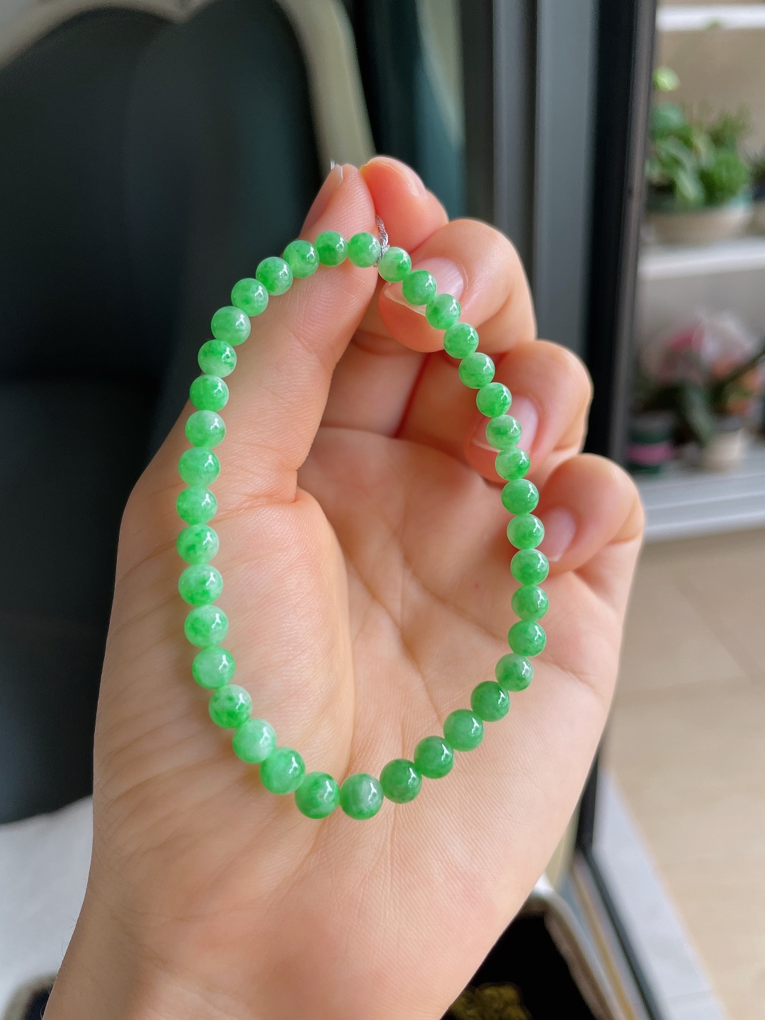 缅甸天然翡翠A货，冰飘绿手串，尺寸：5mm。【编2555】