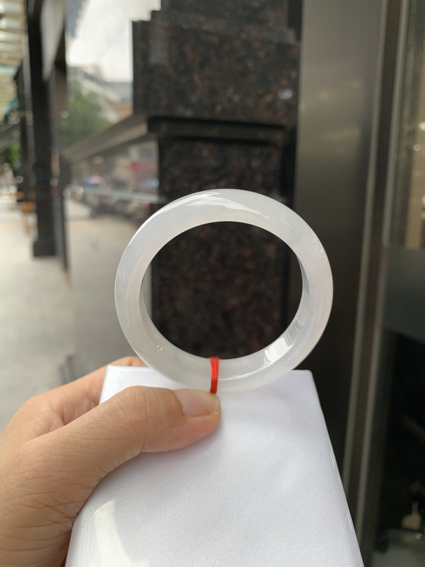 白冰正圈 52.6-7.5-11.8 0717-N1218 打灯细纹，不影响，底妆冰润细腻，清爽耐看的白冰淡晴绿，底色均匀，夏季美好的冰凉感，时而绿时而蓝，随光线变化如梦如幻。