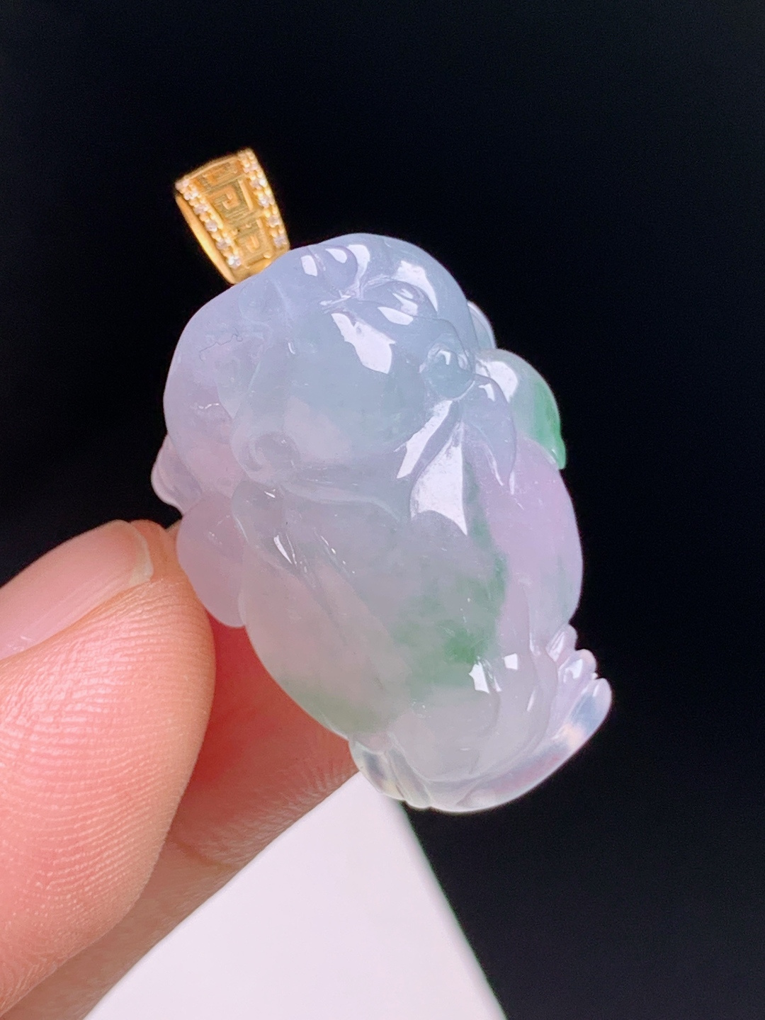 冰飘花金蟾吊坠，紫绿交融韵味雅致，立体雕件饱满圆润