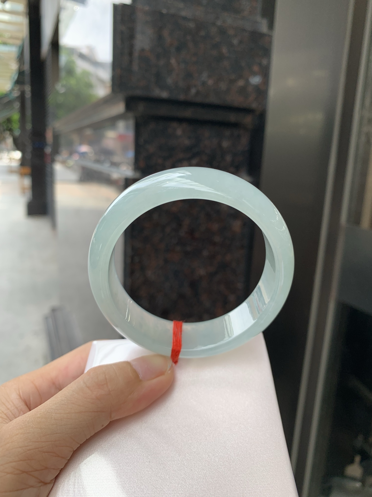 冰晴宽版正圈 59-7.5-17.5 0717-N1211 底妆冰透胶润细腻，清爽耐看的冰晴绿，底色均匀，夏季美好的冰凉感，时而绿时而蓝，随光线变化如梦如幻。