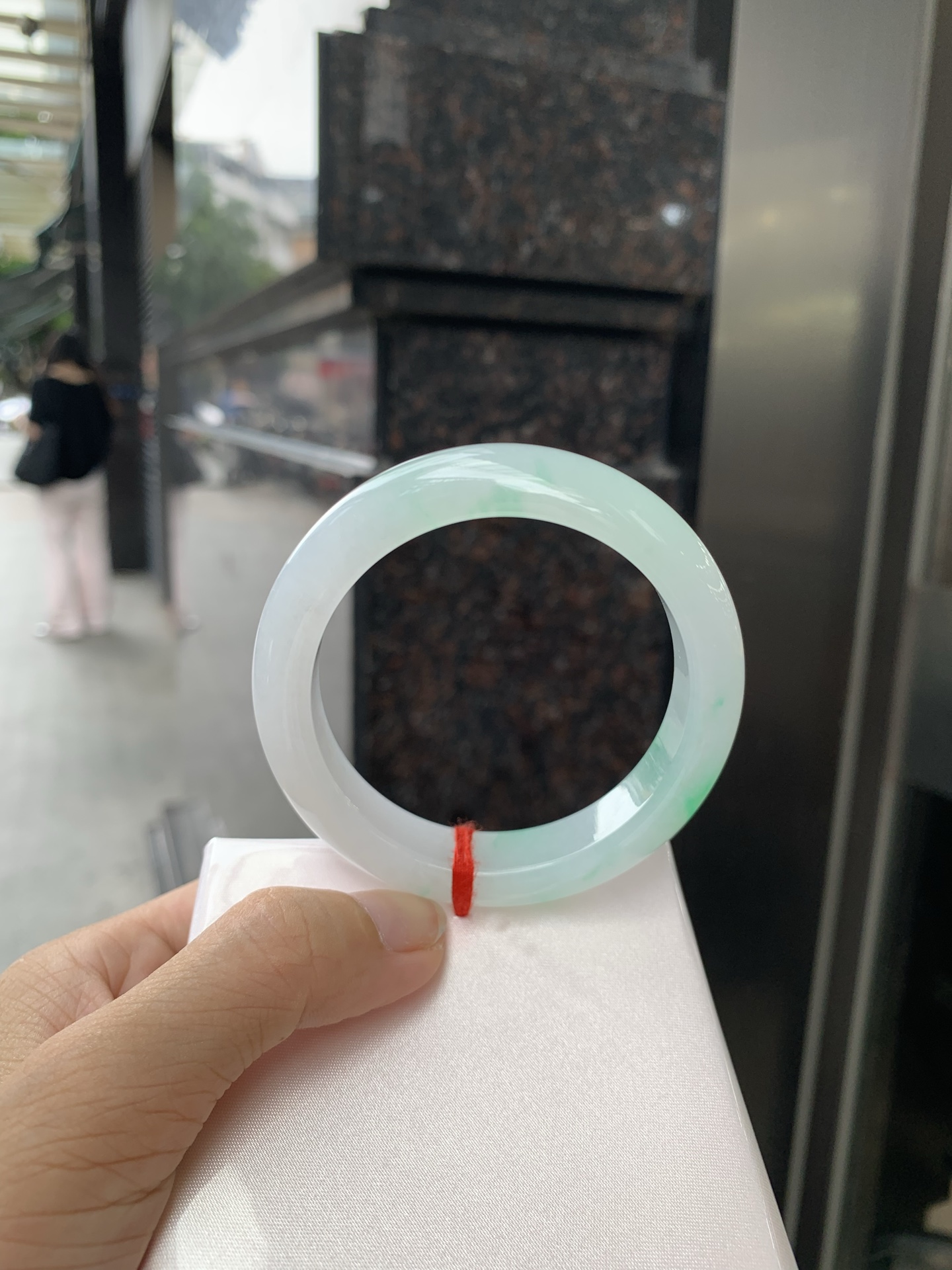 白底青正圈 54-8.4-11.7 0717-N1222 打灯细纹，不影响，底妆白净水润，阳绿花点缀，镯色生香，腕间之美，水润中透着灵气，仙气缭绕，温婉可人，举手投足间皆是美好