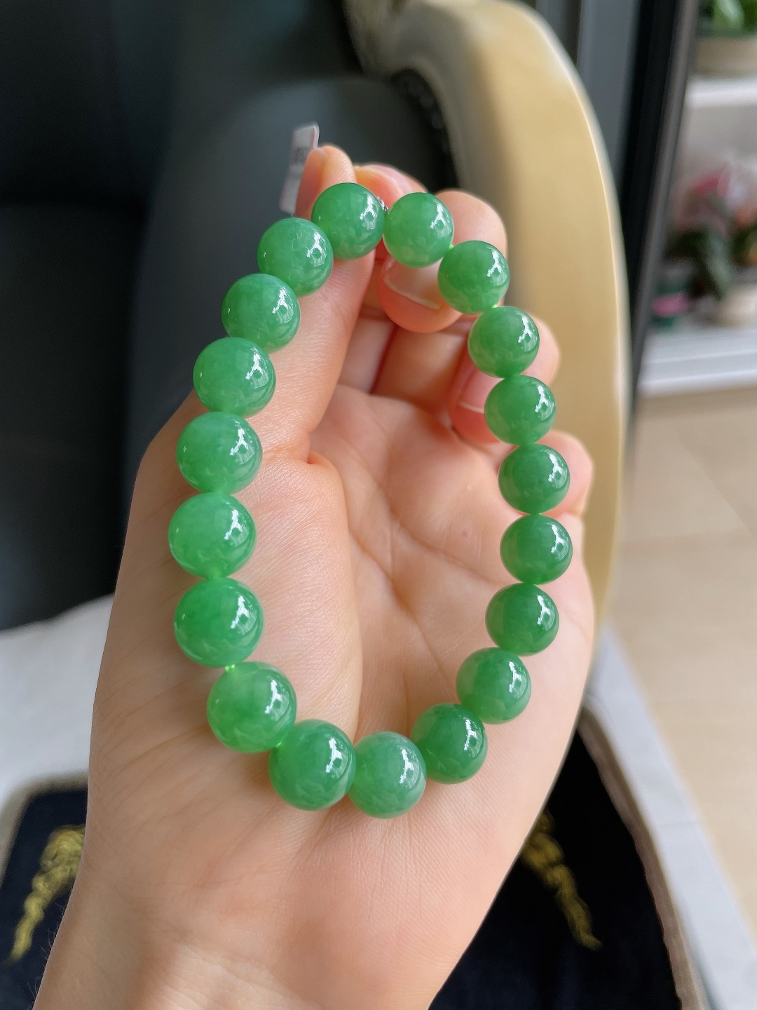 天然翡翠A货，冰满绿手串，尺寸：10mm。