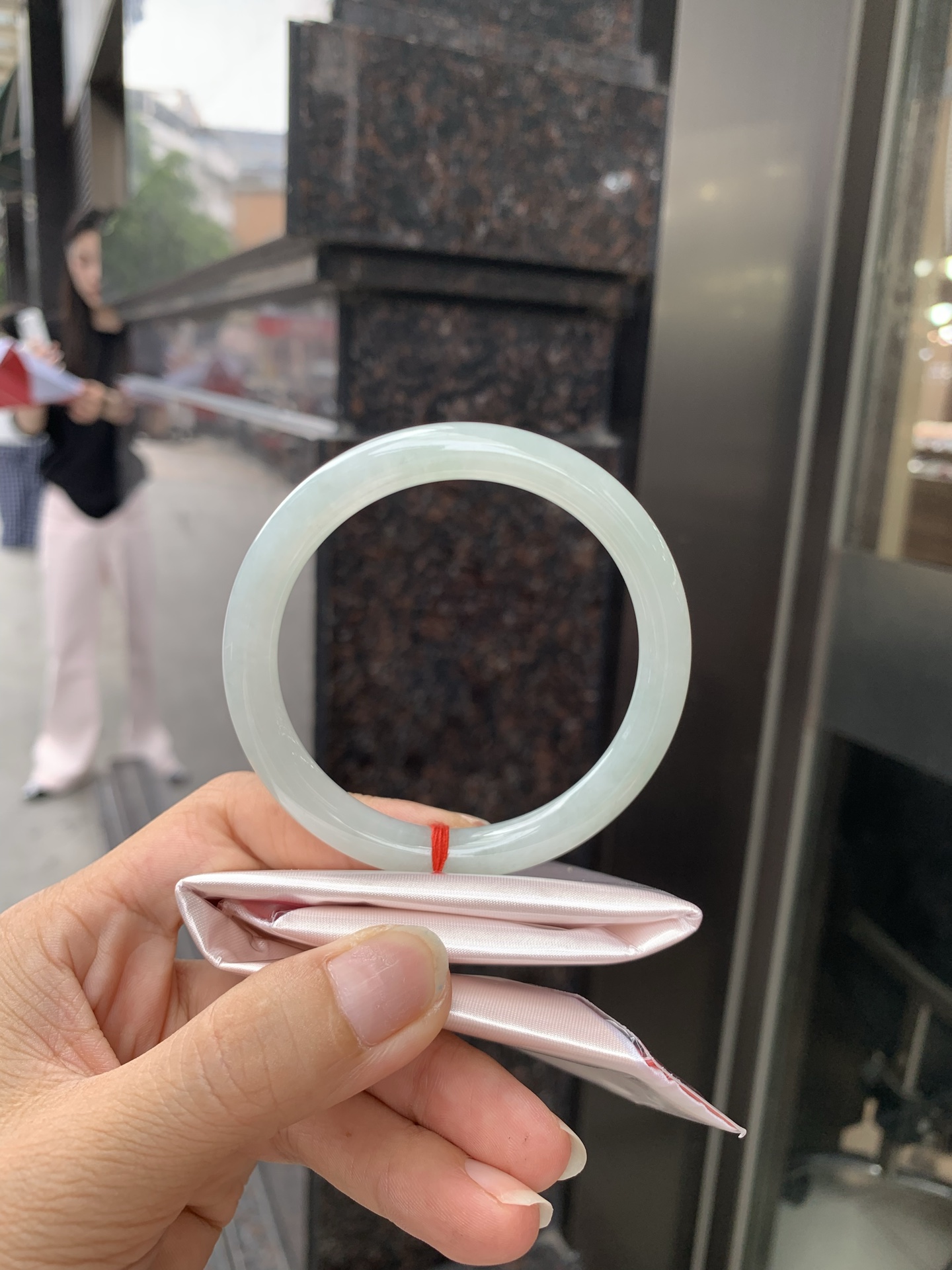 浅绿底圆条 56.8-7.5-7.4 0717-N1167 打灯细纹，不影响，底妆水润，满圈浅绿底色均匀分布，像初春嫩芽落入清泉，均匀柔和，抬眼就是一片宁静感