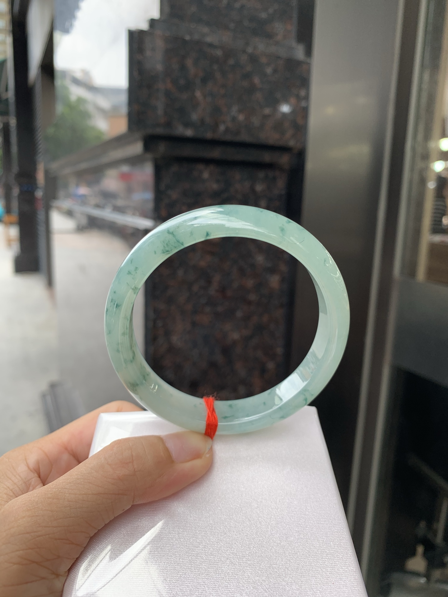 冰飘花正圈 59.8-7.3-12.7 0717-4A166 无裂，底妆胶润，冰底中开出了朵朵蓝花，飘花灵动飘逸，勾勒出一幅唯美诗意的山水意境画，古典优雅又秀气