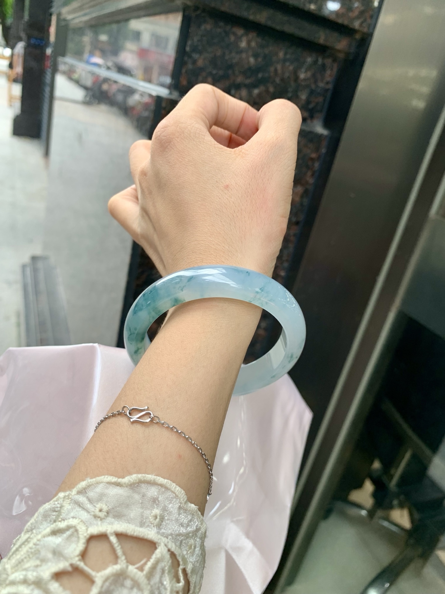 冰飘花正圈 56.8-7.8-12.8 0717-131w4 无裂，底妆胶润，冰底中开出了朵朵蓝花，飘花灵动飘逸，勾勒出一幅唯美诗意的山水意境画，古典优雅又秀气