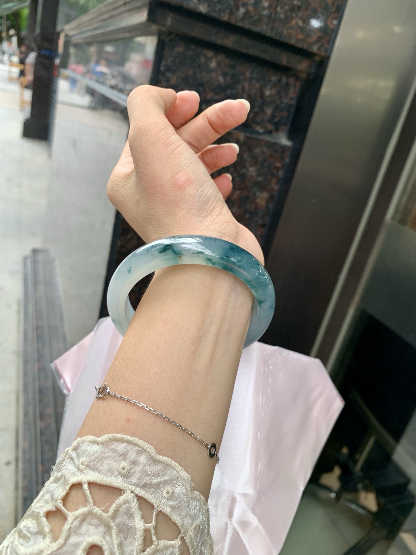 冰飘花正圈 56.8-7.8-12.8 0717-131w4 无裂，底妆胶润，冰底中开出了朵朵蓝花，飘花灵动飘逸，勾勒出一幅唯美诗意的山水意境画，古典优雅又秀气