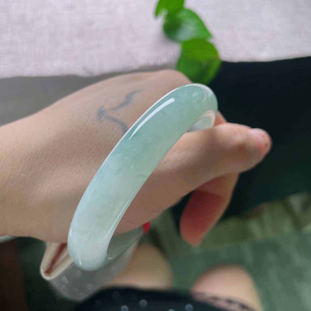 55.8/11.5/8.8，飘花正圈，无裂，浅青底色干净澄澈，像雨后山间清溪，清清爽爽，自带沁人心脾的凉意。ss55716a。