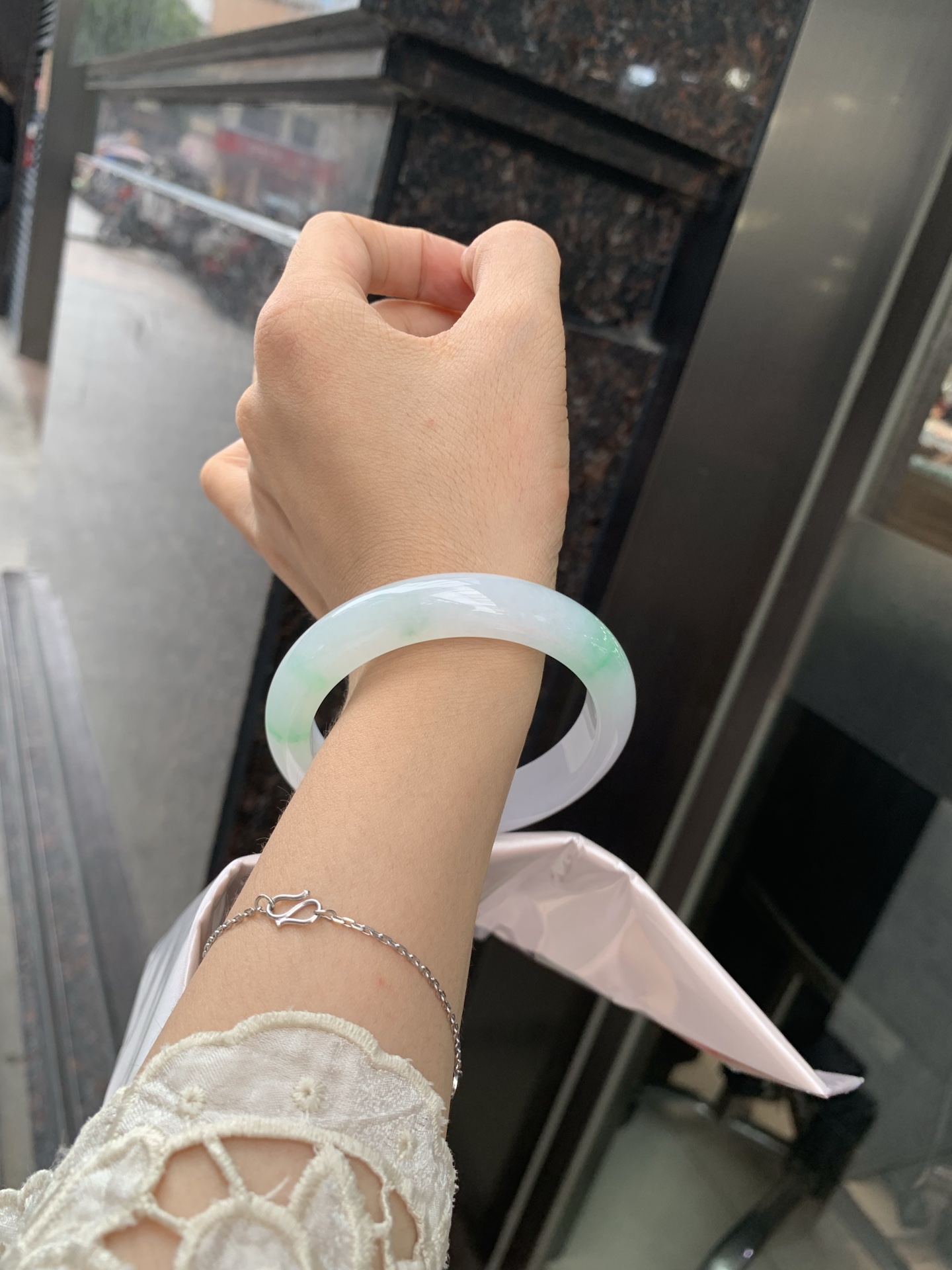 白底青正圈 56-8-11.6 0717-N1221 打灯细纹，不影响，底妆白净水润，阳绿花点缀，镯色生香，腕间之美，水润中透着灵气，仙气缭绕，温婉可人，举手投足间皆是美好