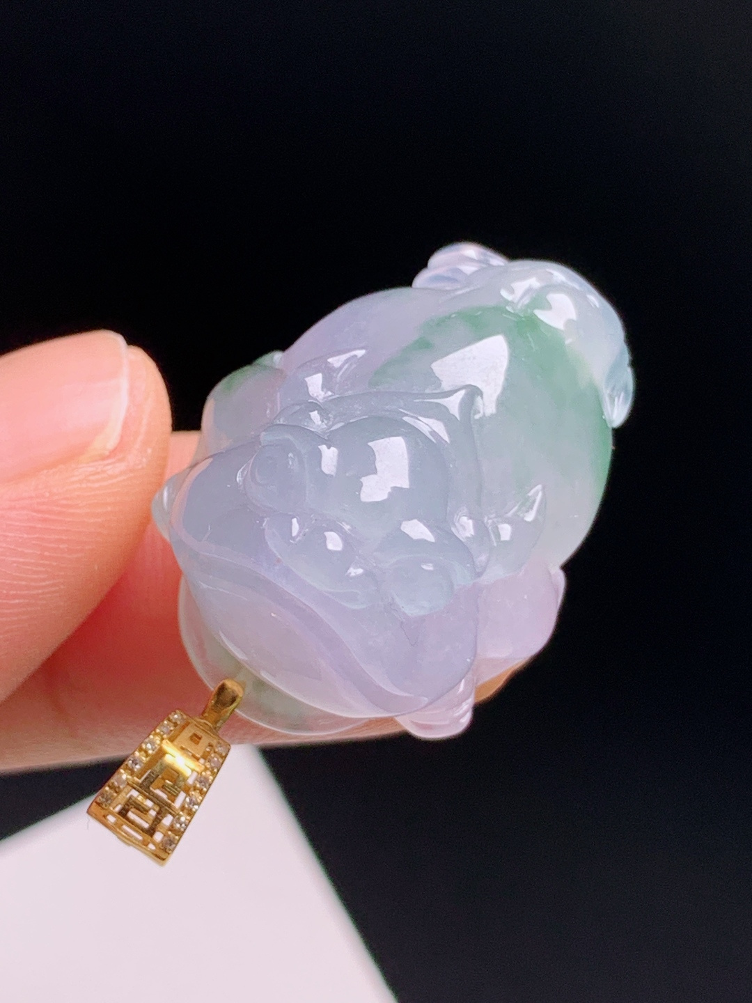 冰飘花金蟾吊坠，紫绿交融韵味雅致，立体雕件饱满圆润