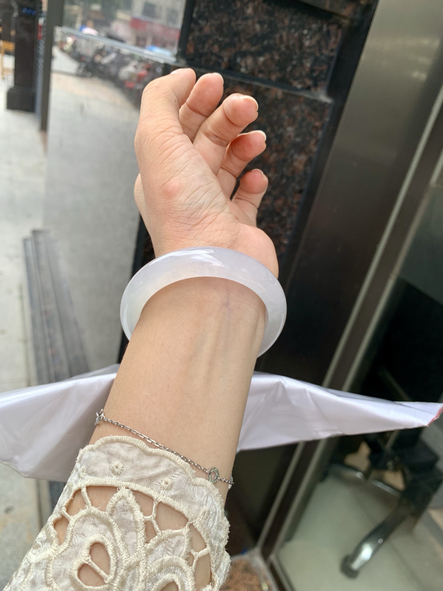 白冰正圈 52.6-7.5-11.8 0717-N1218 打灯细纹，不影响，底妆冰润细腻，清爽耐看的白冰淡晴绿，底色均匀，夏季美好的冰凉感，时而绿时而蓝，随光线变化如梦如幻。