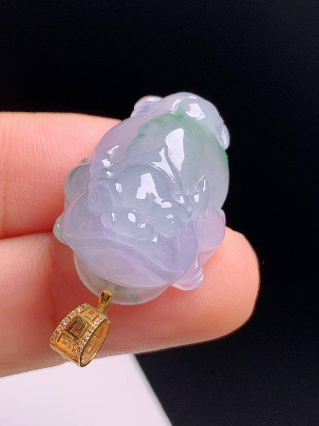 冰飘花金蟾吊坠，紫绿交融韵味雅致，立体雕件饱满圆润
