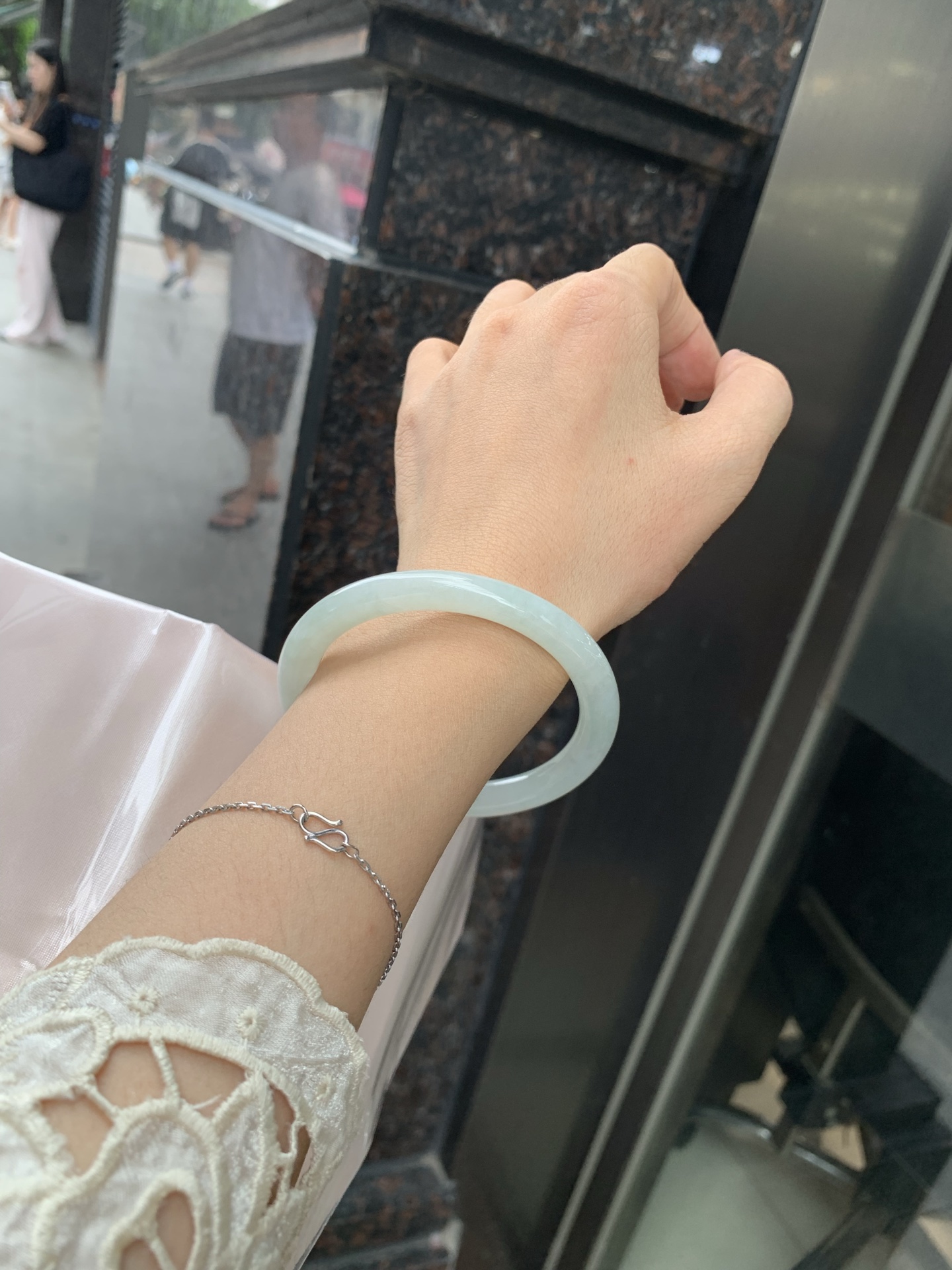 浅绿底圆条 56.8-7.5-7.4 0717-N1167 打灯细纹，不影响，底妆水润，满圈浅绿底色均匀分布，像初春嫩芽落入清泉，均匀柔和，抬眼就是一片宁静感