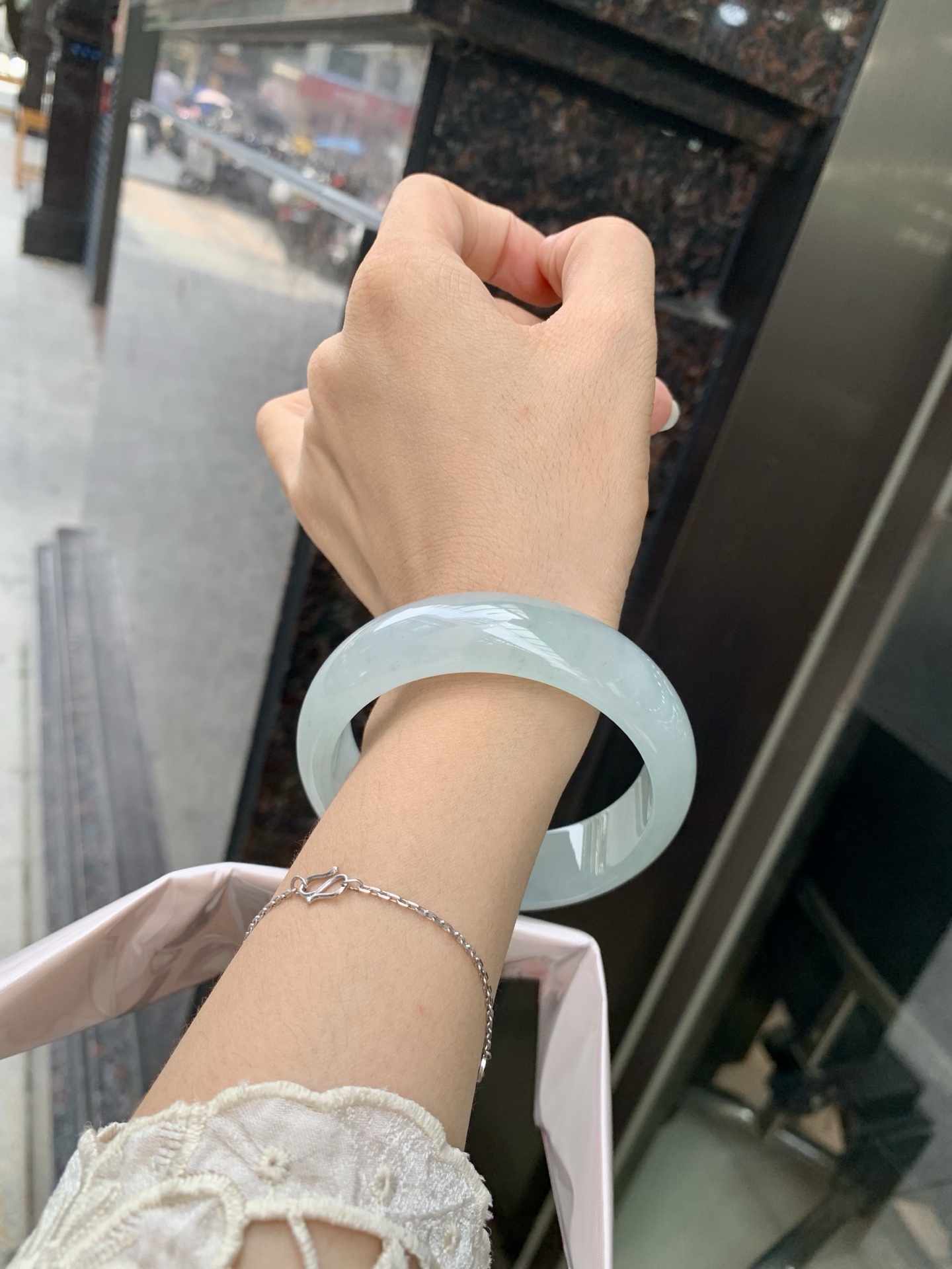 冰晴宽版正圈 59-7.5-17.5 0717-N1211 底妆冰透胶润细腻，清爽耐看的冰晴绿，底色均匀，夏季美好的冰凉感，时而绿时而蓝，随光线变化如梦如幻。
