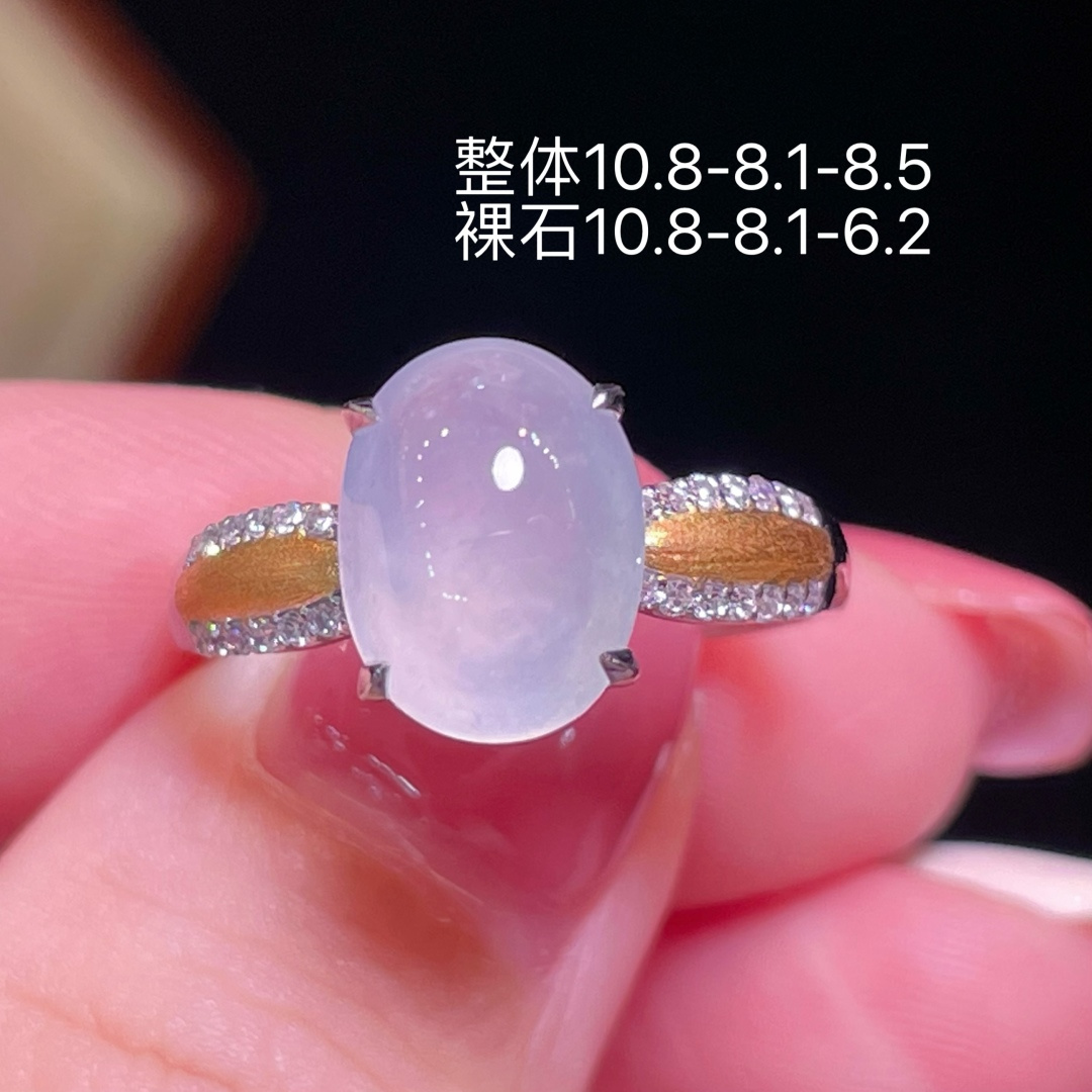 ️翡翠A货 蛋面戒指 高冰起光，料子冰润细腻，种老起光，18k金镶真钻，上身佩戴效果很好 尺寸如