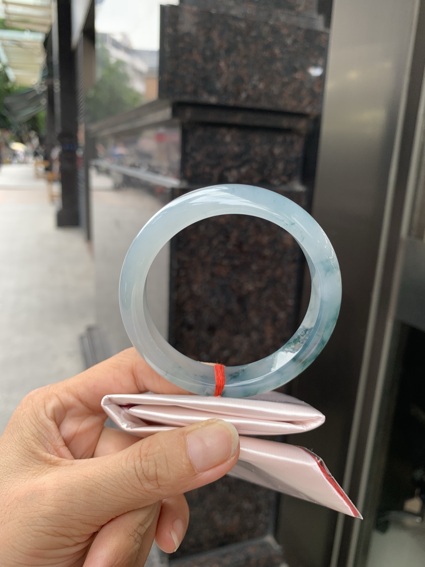 冰飘花正圈 56.8-7.8-12.8 0717-131w4 无裂，底妆胶润，冰底中开出了朵朵蓝花，飘花灵动飘逸，勾勒出一幅唯美诗意的山水意境画，古典优雅又秀气