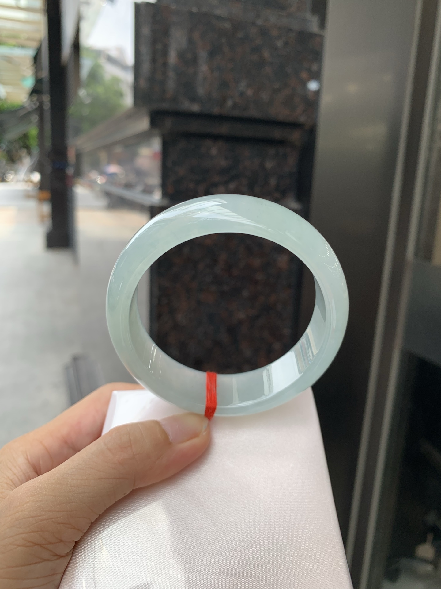 冰晴宽版正圈 59-7.5-17.5 0717-N1211 底妆冰透胶润细腻，清爽耐看的冰晴绿，底色均匀，夏季美好的冰凉感，时而绿时而蓝，随光线变化如梦如幻。