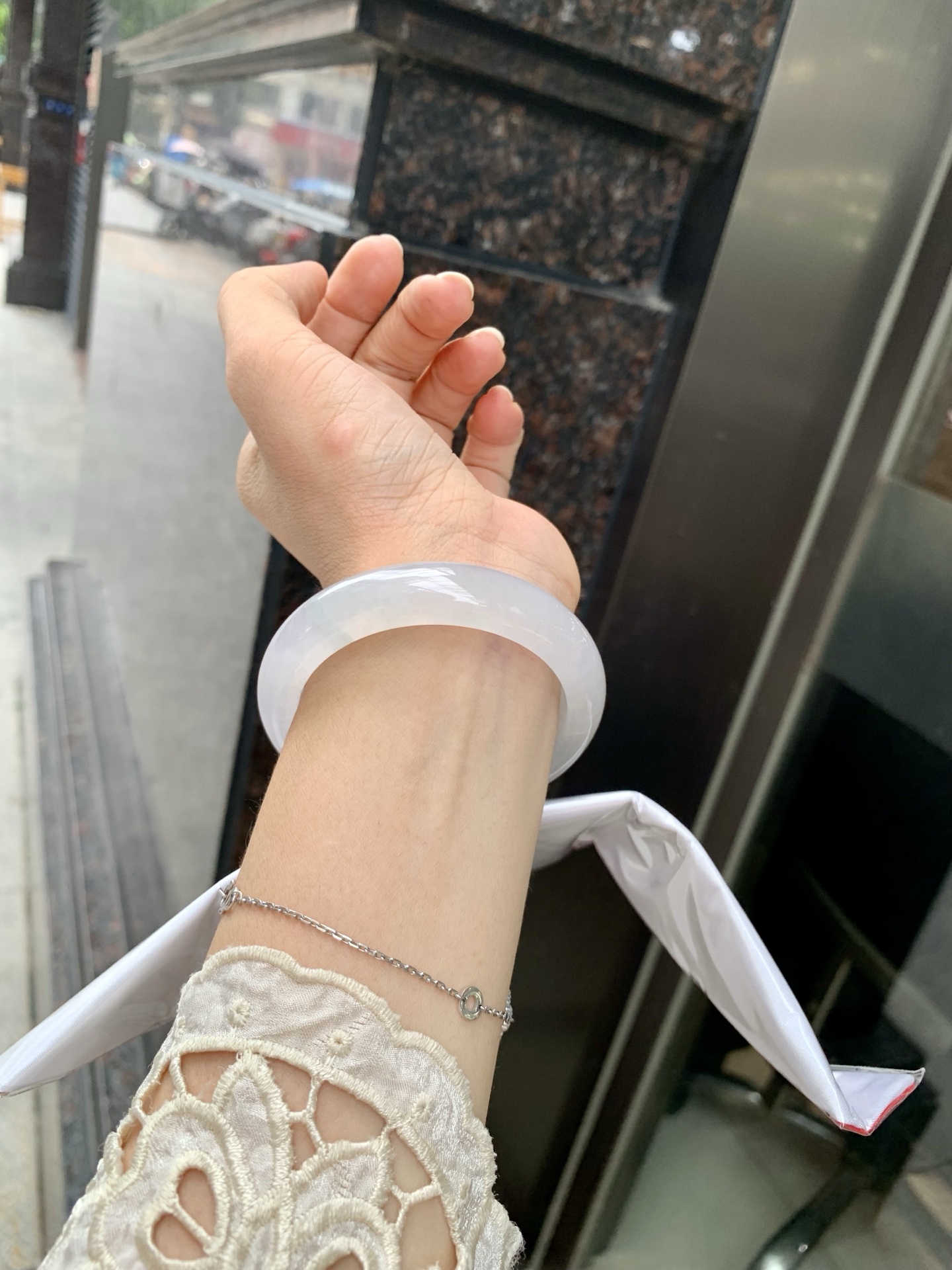 白冰正圈 52.6-7.5-11.8 0717-N1218 打灯细纹，不影响，底妆冰润细腻，清爽耐看的白冰淡晴绿，底色均匀，夏季美好的冰凉感，时而绿时而蓝，随光线变化如梦如幻。