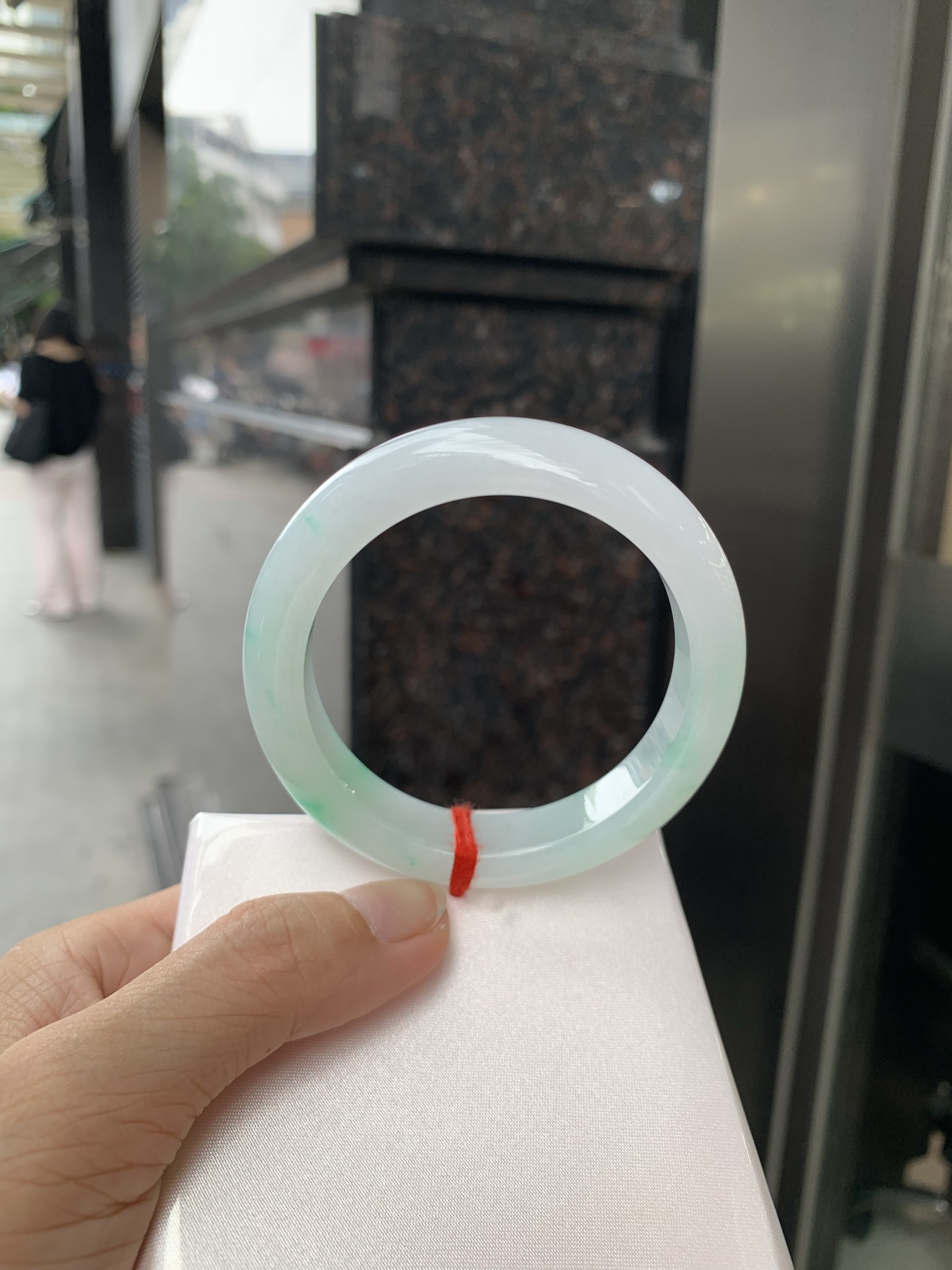 白底青正圈 54-8.4-11.7 0717-N1222 打灯细纹，不影响，底妆白净水润，阳绿花点缀，镯色生香，腕间之美，水润中透着灵气，仙气缭绕，温婉可人，举手投足间皆是美好