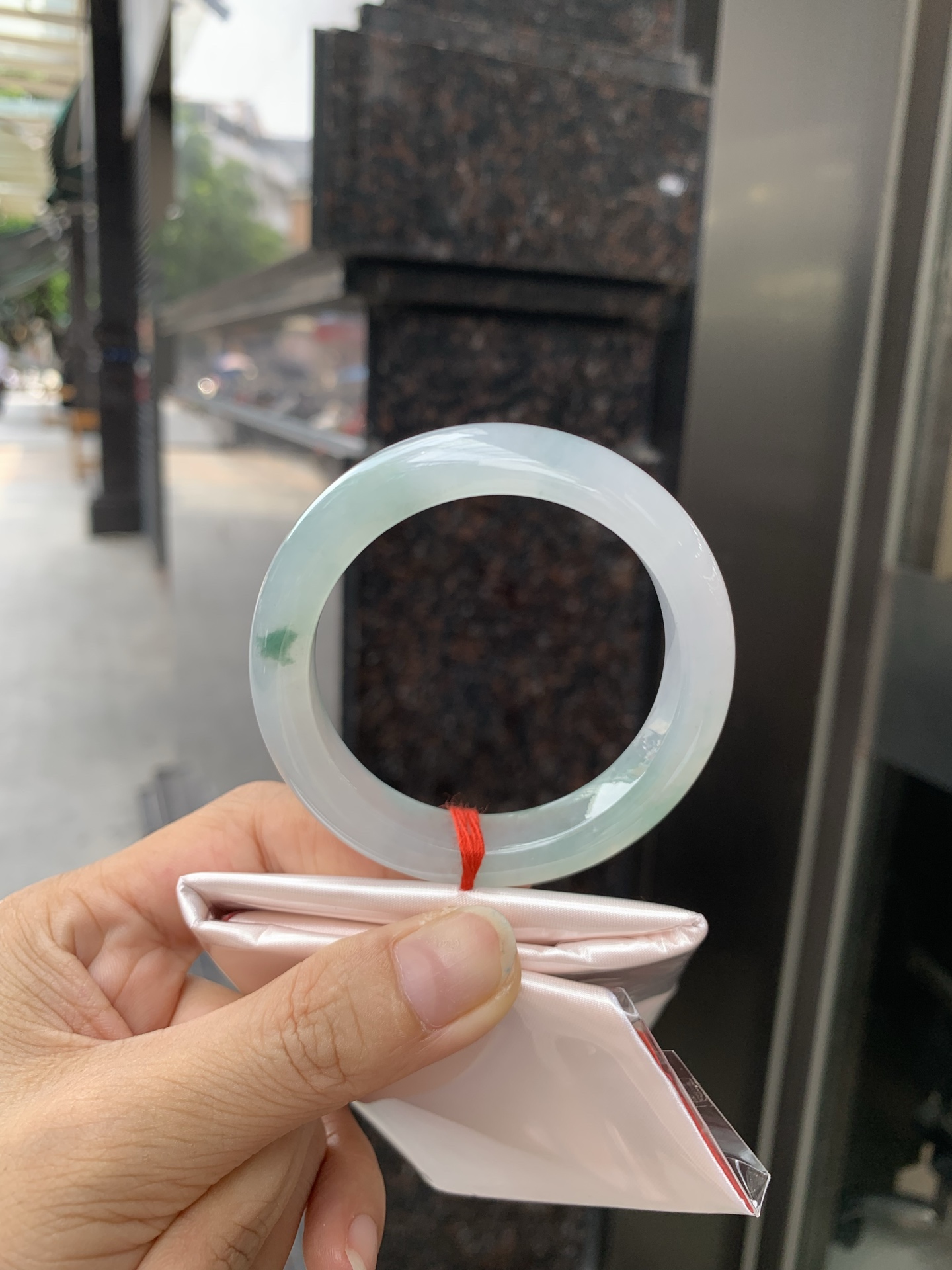 冰飘绿花正圈 51.2-7.9-11.4 0717-N1220 打灯棉线，底妆胶润细腻，简约却充满灵气，几抹绿花点缀，清新如芽，宛若自然的画卷凝结于腕间，静中带动，韵味悠长
