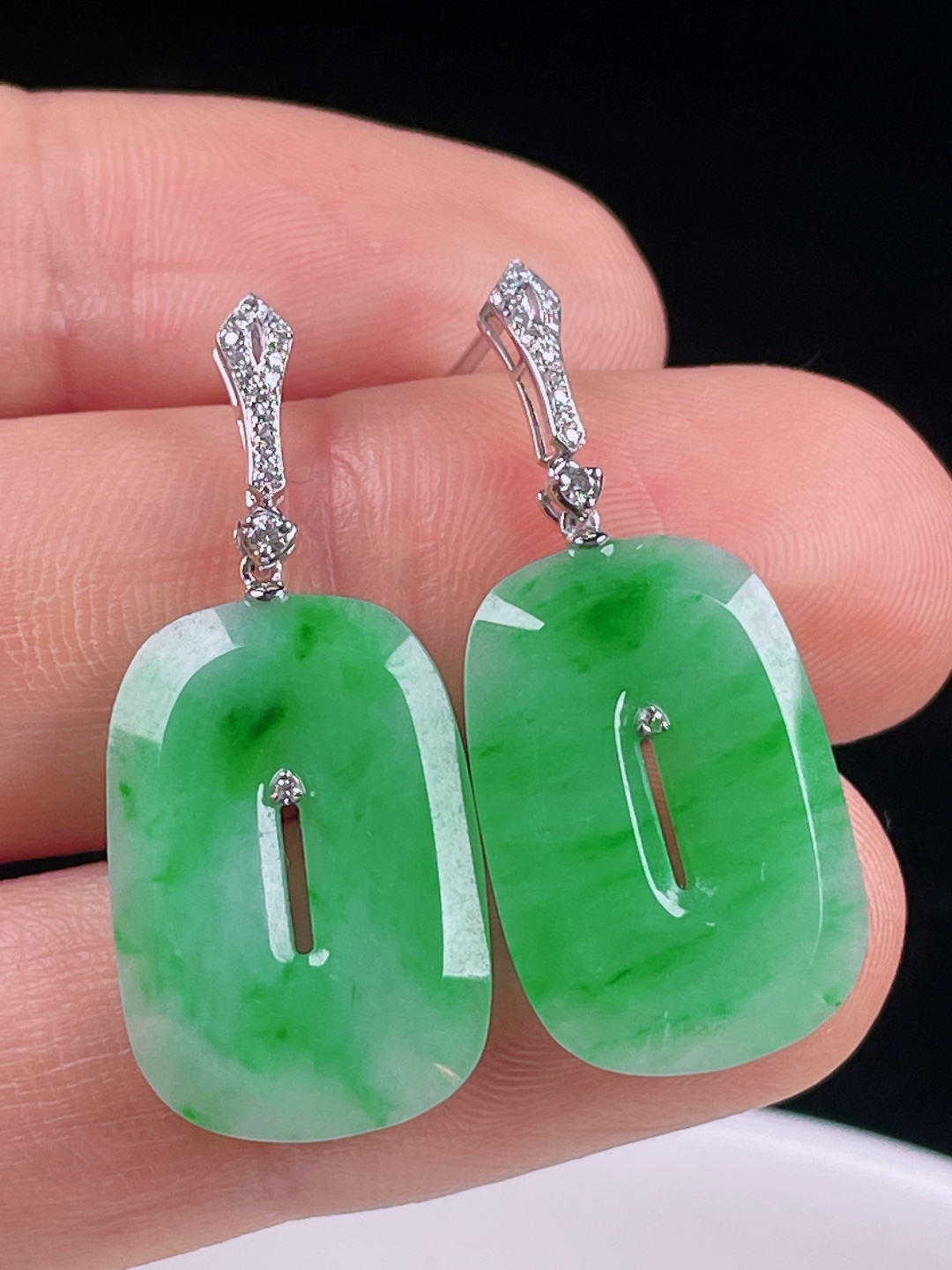 ️阳绿耳坠，老种起光，细底通透，尺寸：裸石20/13.8/3mm0716