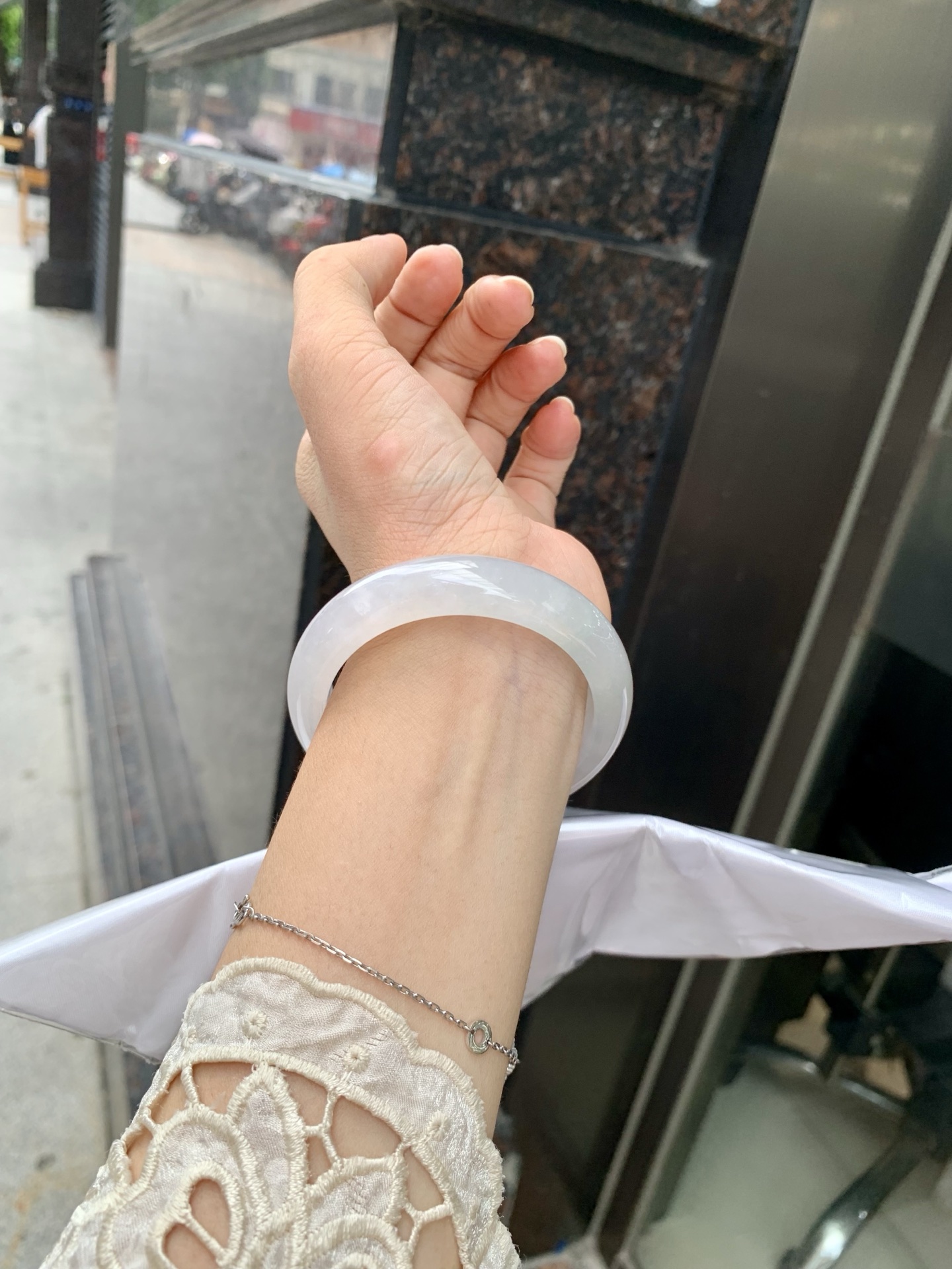 白冰正圈 52.6-7.5-11.8 0717-N1218 打灯细纹，不影响，底妆冰润细腻，清爽耐看的白冰淡晴绿，底色均匀，夏季美好的冰凉感，时而绿时而蓝，随光线变化如梦如幻。