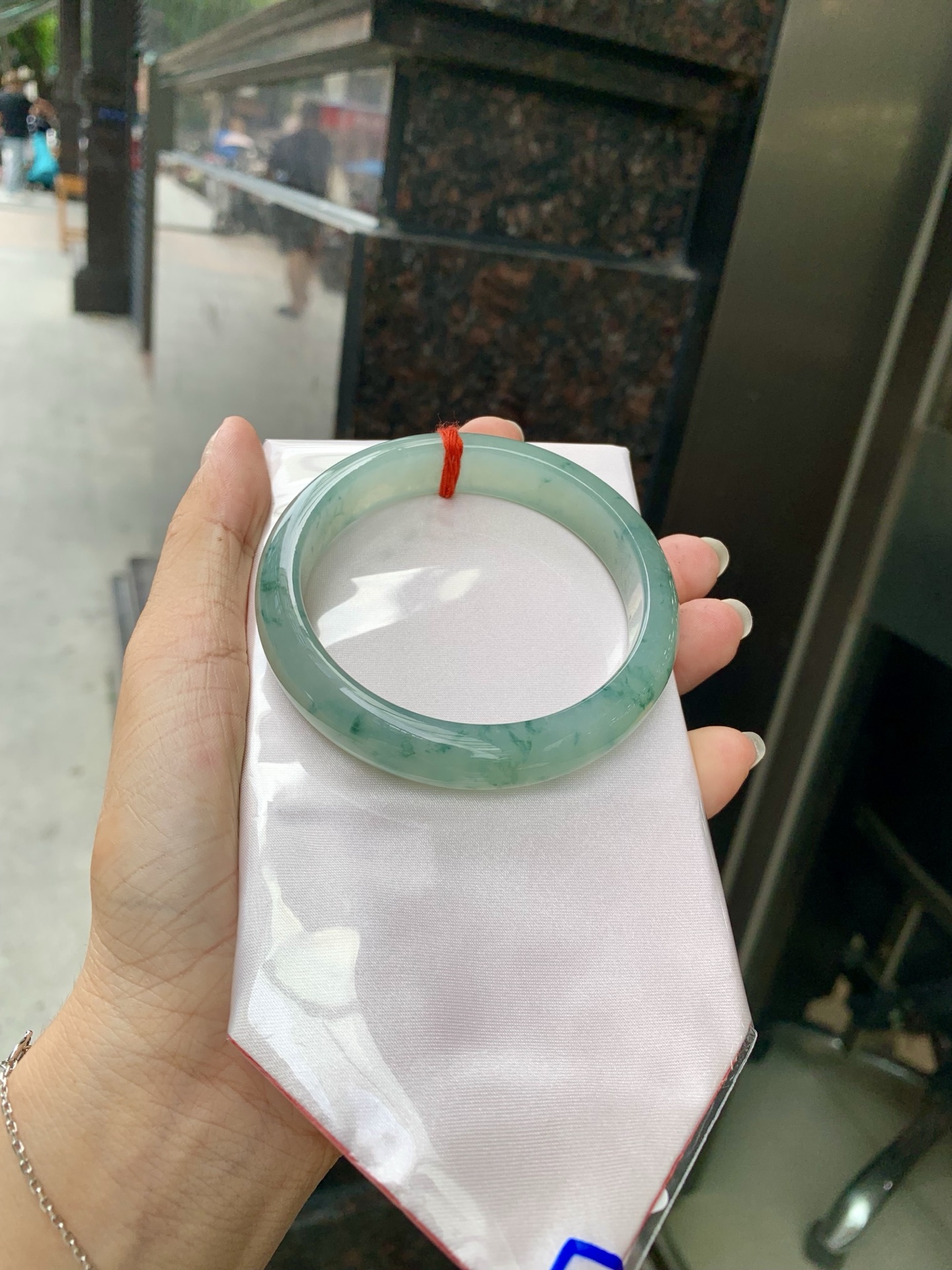 冰飘花正圈 59.8-7.3-12.7 0717-4A166 无裂，底妆胶润，冰底中开出了朵朵蓝花，飘花灵动飘逸，勾勒出一幅唯美诗意的山水意境画，古典优雅又秀气