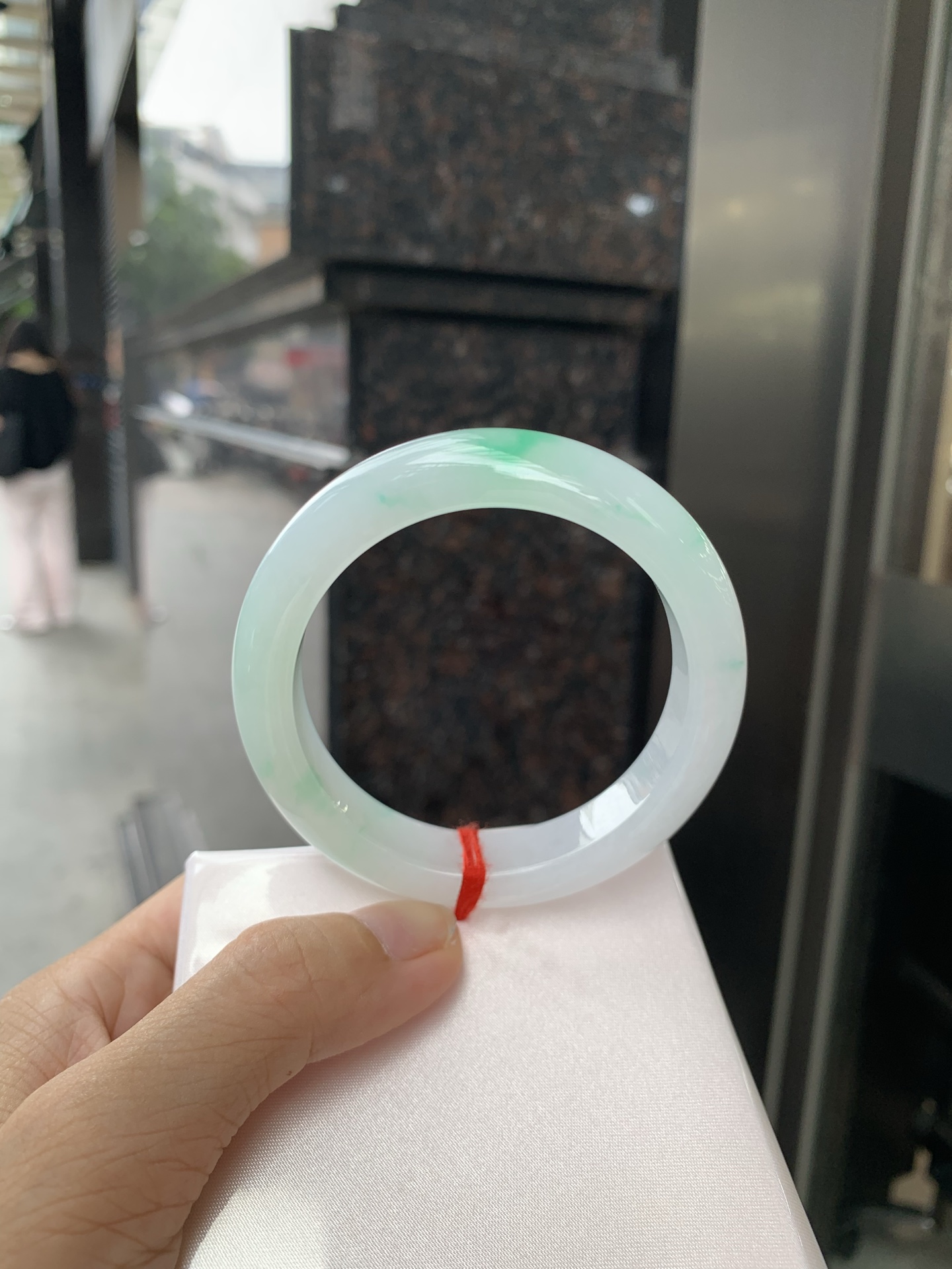 白底青正圈 54-8.4-11.7 0717-N1222 打灯细纹，不影响，底妆白净水润，阳绿花点缀，镯色生香，腕间之美，水润中透着灵气，仙气缭绕，温婉可人，举手投足间皆是美好