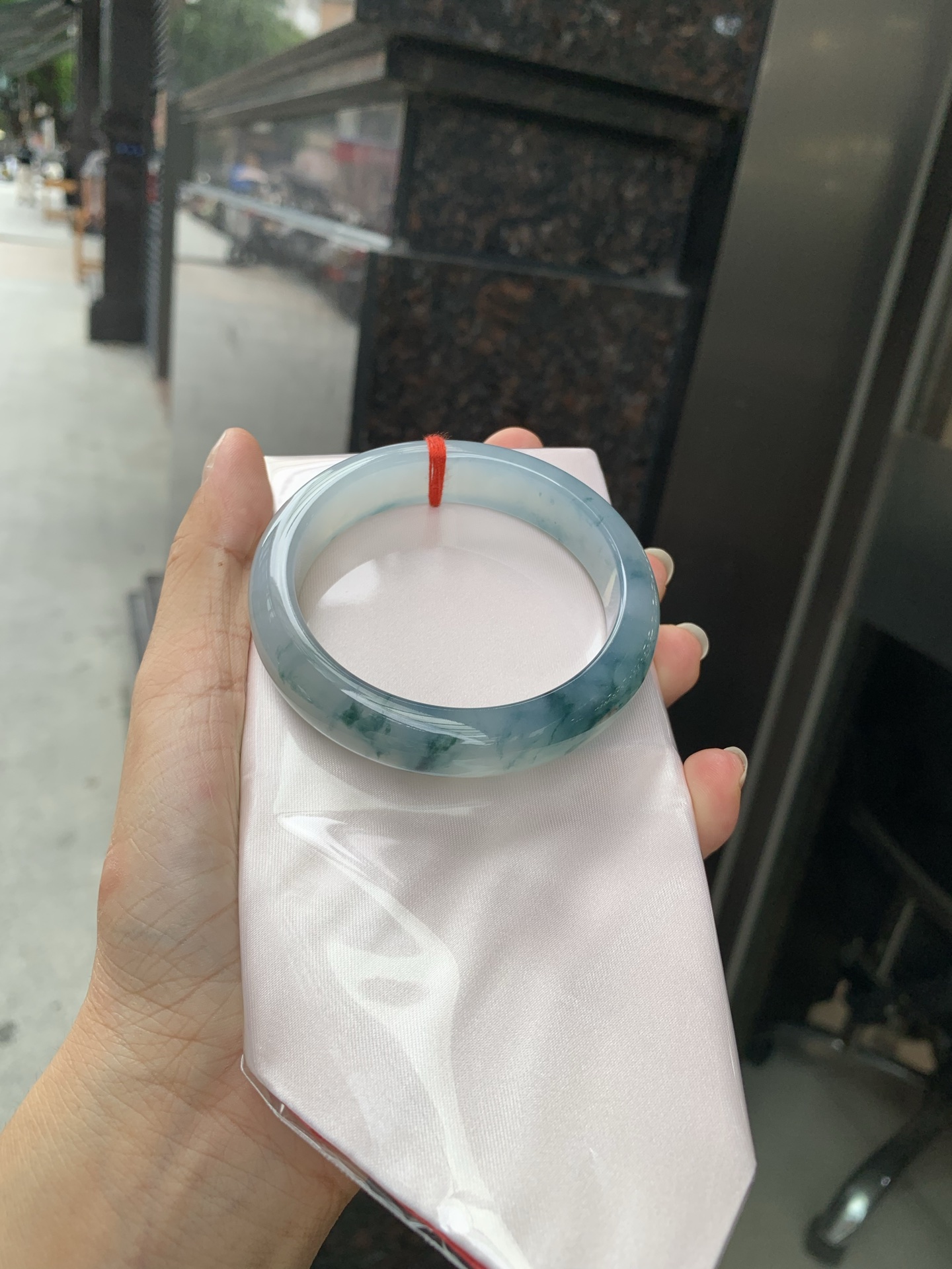 冰飘花正圈 56.8-7.8-12.8 0717-131w4 无裂，底妆胶润，冰底中开出了朵朵蓝花，飘花灵动飘逸，勾勒出一幅唯美诗意的山水意境画，古典优雅又秀气