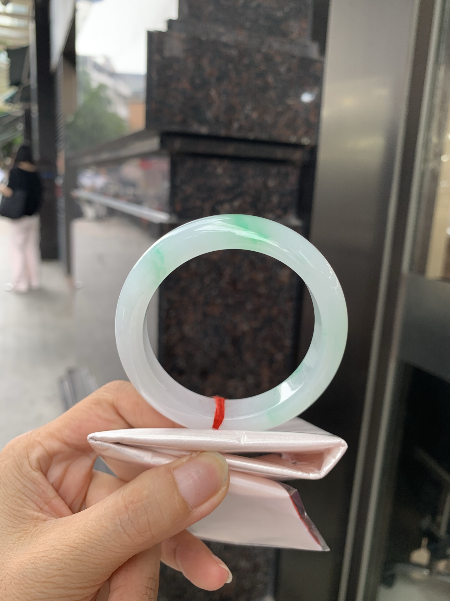 白底青正圈 54-8.4-11.7 0717-N1222 打灯细纹，不影响，底妆白净水润，阳绿花点缀