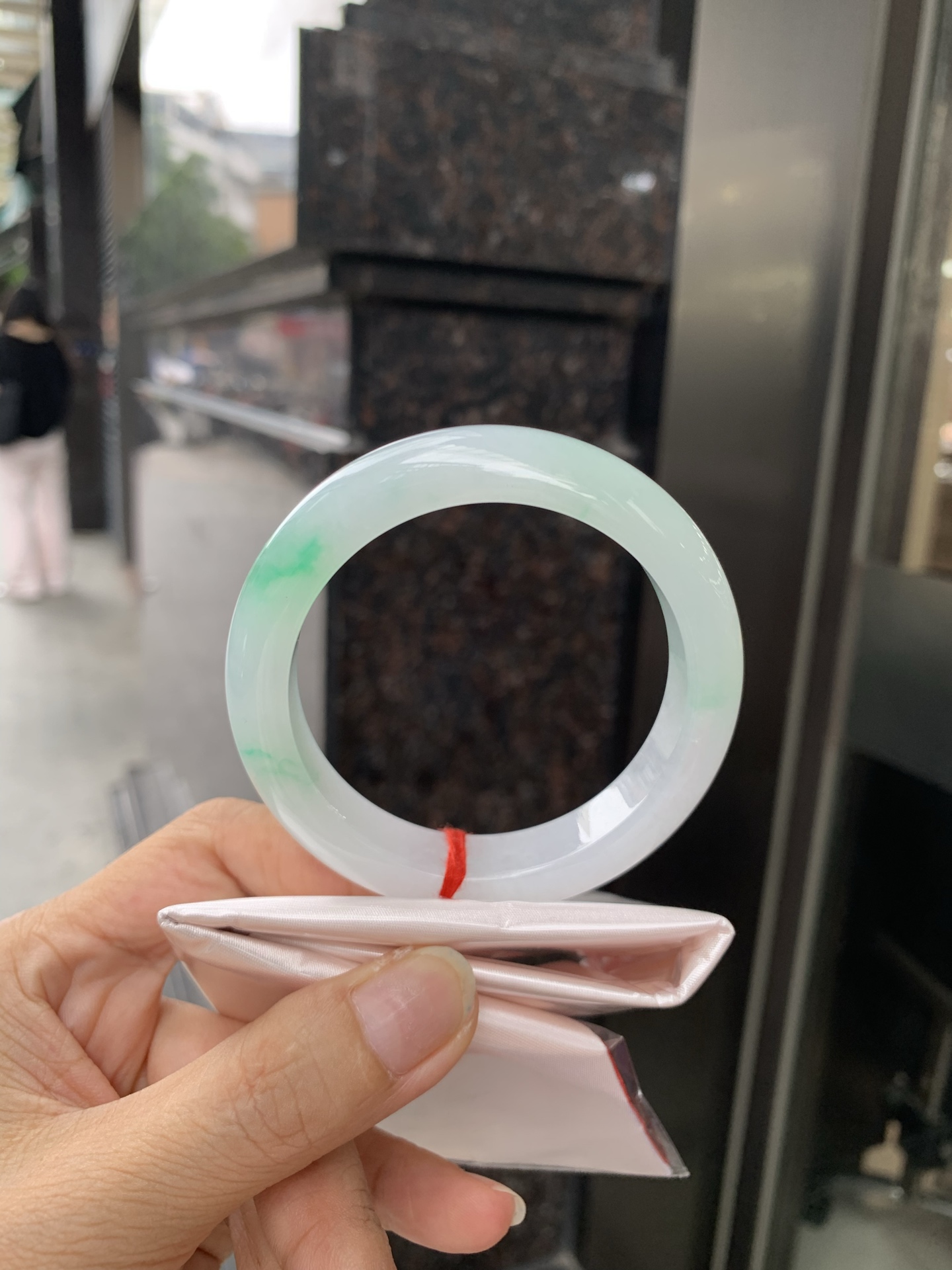 白底青正圈 54-8.4-11.7 0717-N1222 打灯细纹，不影响，底妆白净水润，阳绿花点缀，镯色生香，腕间之美，水润中透着灵气，仙气缭绕，温婉可人，举手投足间皆是美好