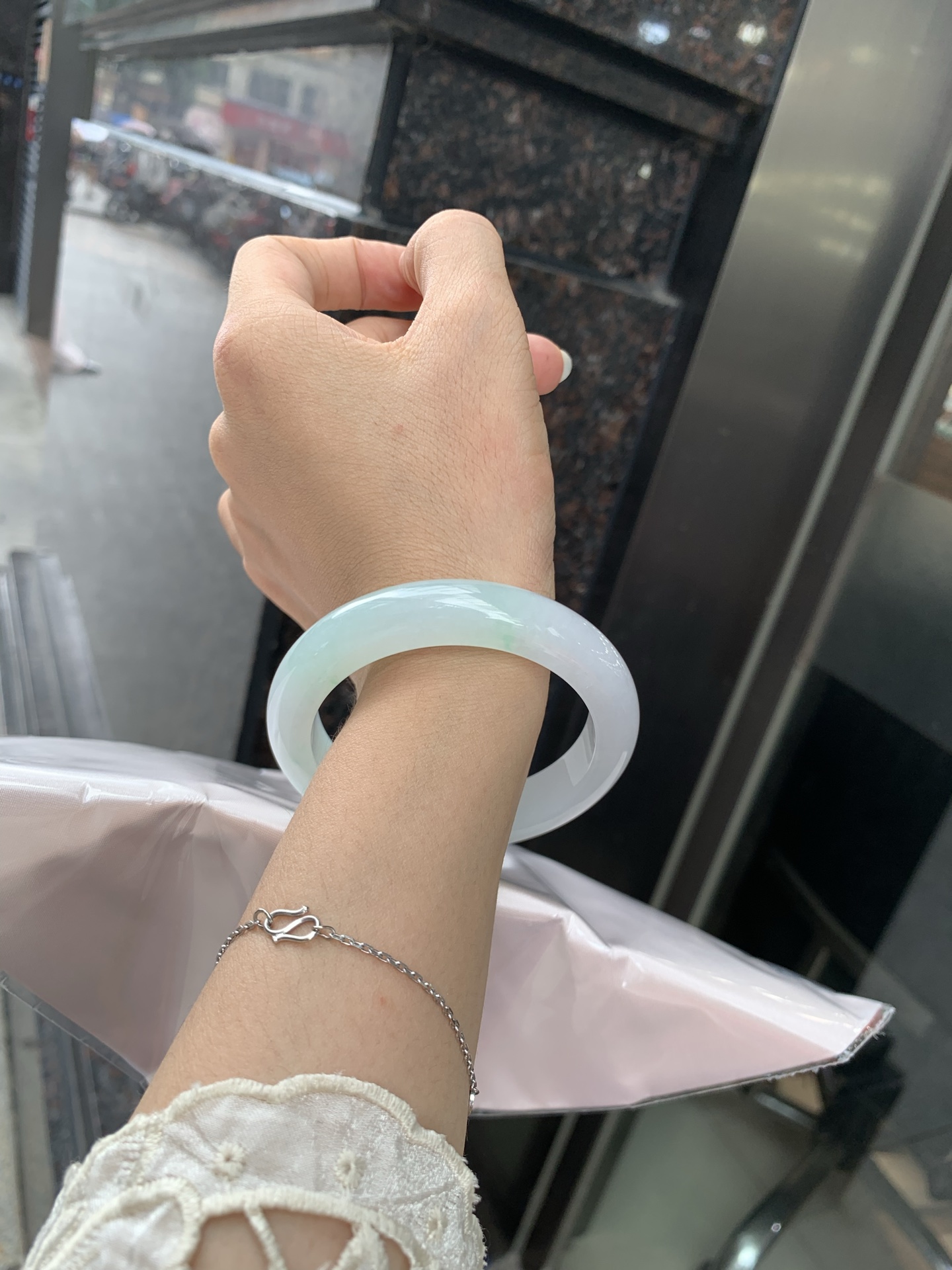 白底青正圈 54-8.4-11.7 0717-N1222 打灯细纹，不影响，底妆白净水润，阳绿花点缀，镯色生香，腕间之美，水润中透着灵气，仙气缭绕，温婉可人，举手投足间皆是美好