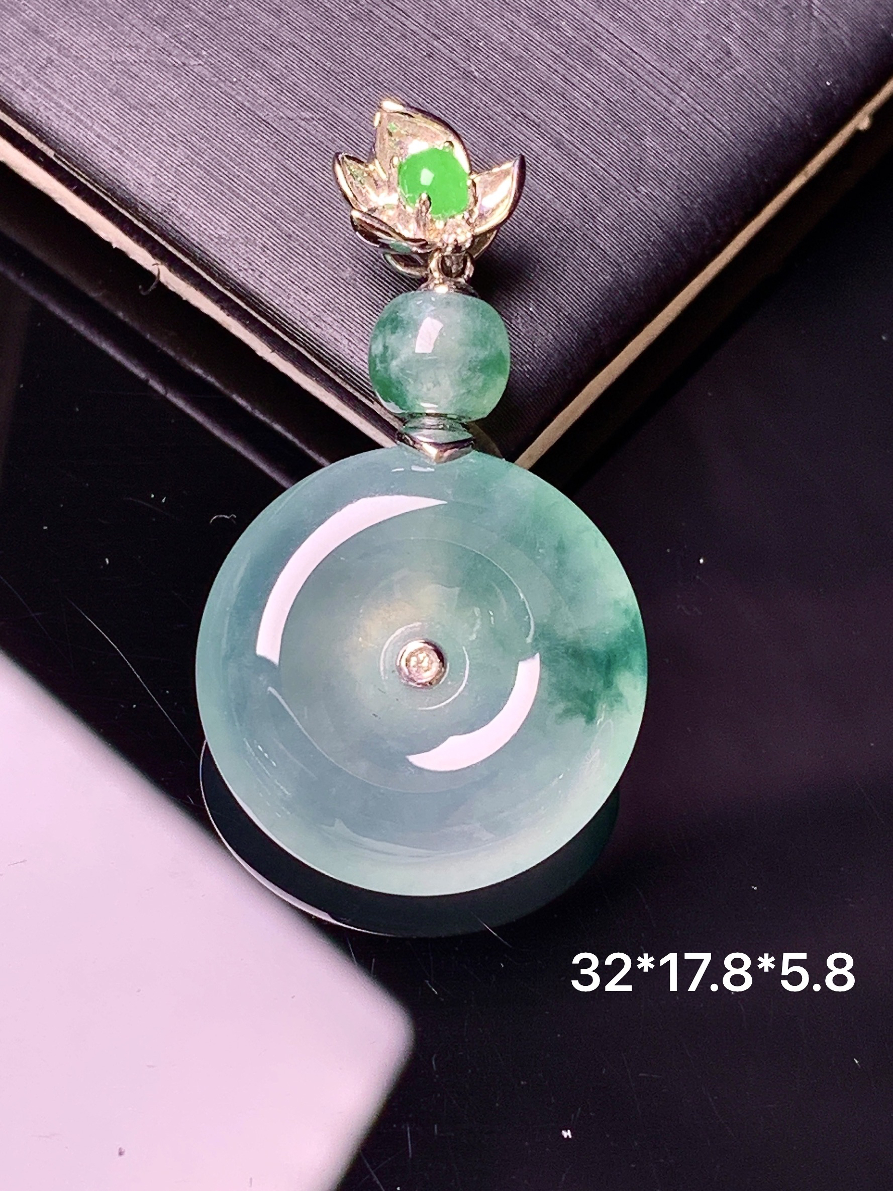18k金镶嵌飘绿平安扣吊坠 玉质细腻 色泽艳丽清新 整体尺寸32*17.8*5.8 m1