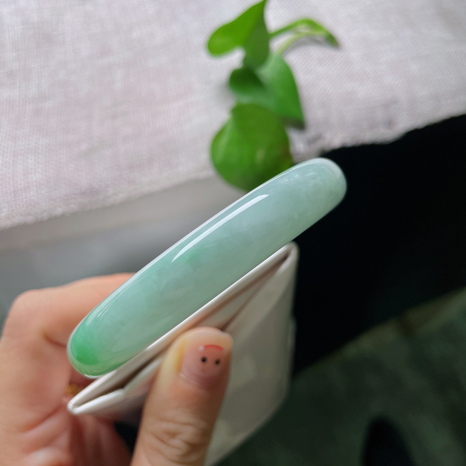 57.4/11.7/8.5，飘绿正圈，皮纹，大片鲜翠绿意铺满镯身，鲜亮翠色衬得玉底清润灵动。ss51252a。