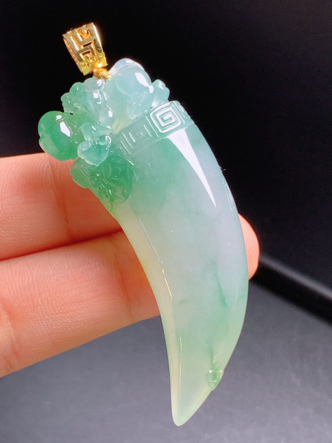 冰飘绿狼牙吊坠，胶润通透渐变飘绿，瑞兽雕刻寓意吉祥 裸石54.5-21.3-12.2 整体61.9 08
