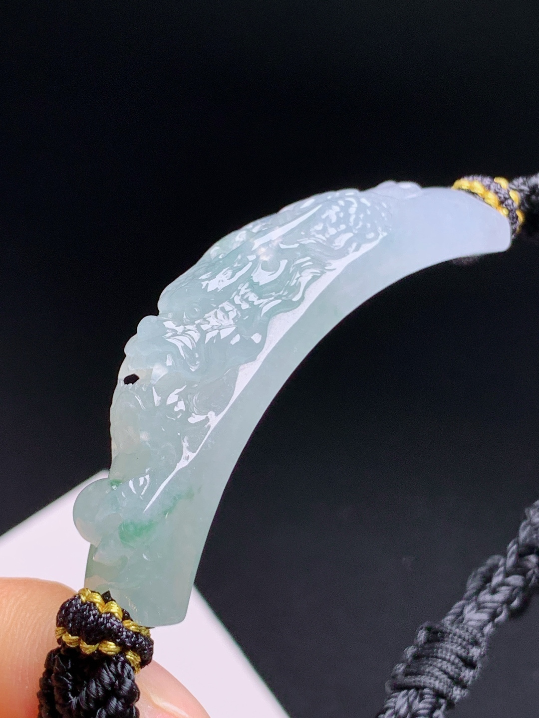 冰透润透雕工细腻，飘绿点缀灵气满满