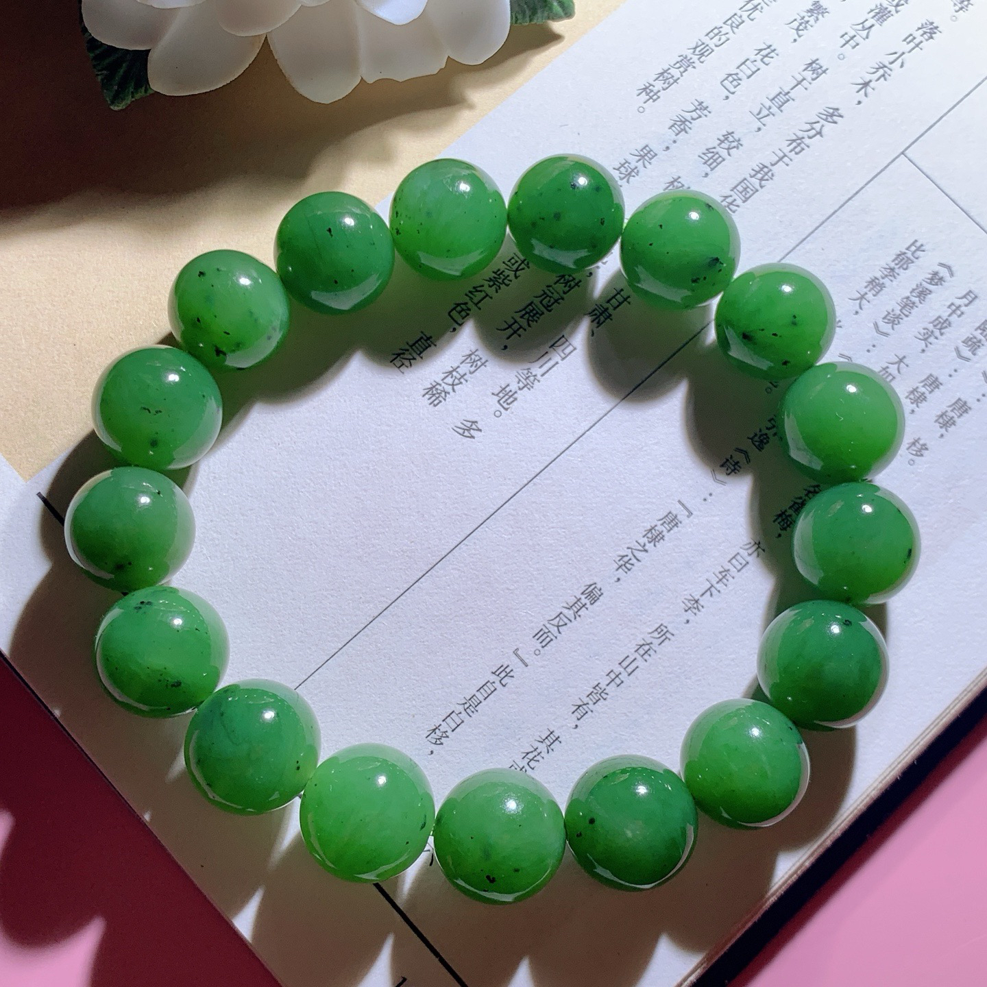 和田玉阳绿俄罗斯碧玉圆珠手串 单颗尺寸12重45克，玉质细腻油润 底色纯净 脂粉好，品质好！lt260718