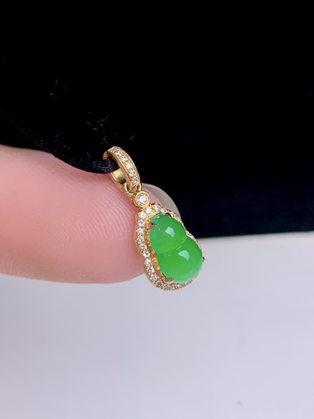 冰阳绿葫芦提溜 扣18k金钻镶嵌，17-6.5-5.5