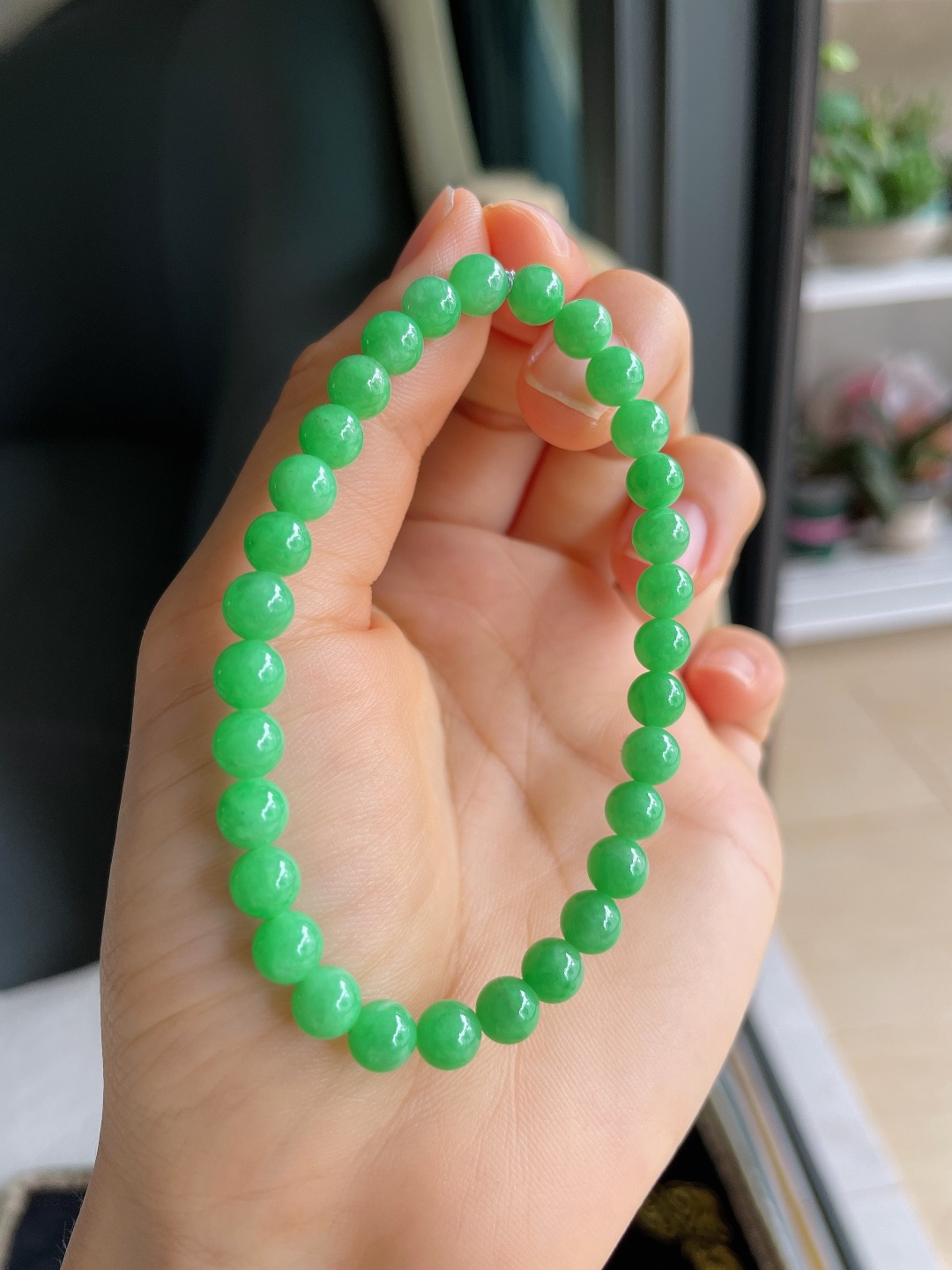 缅甸天然翡翠A货，满色阳绿手串，尺寸：6.1mm。【编3994】