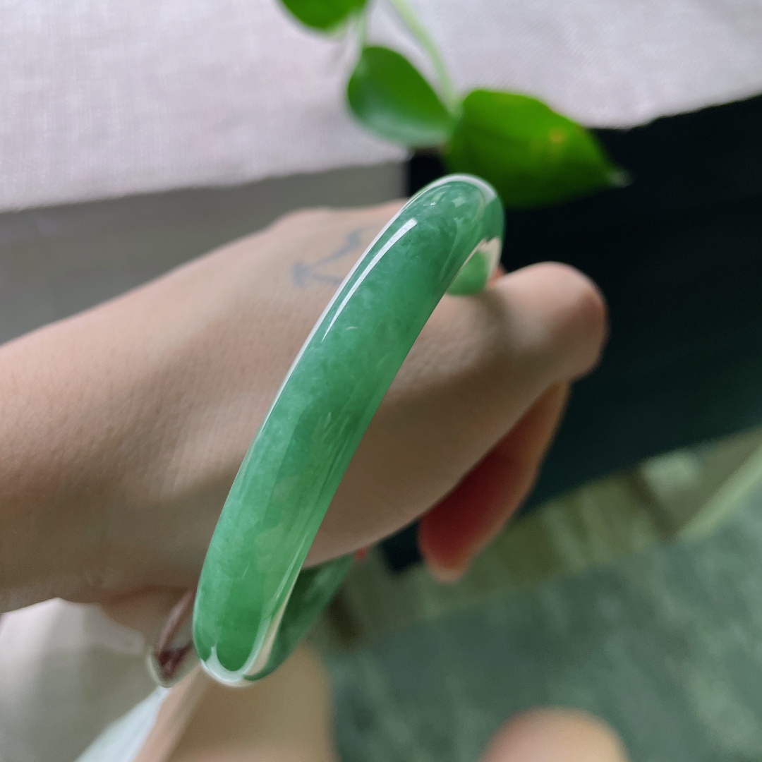 56.2/9.7，豆绿圆条，水润，颜色好，上手贵气，棉感，无裂，55959a
