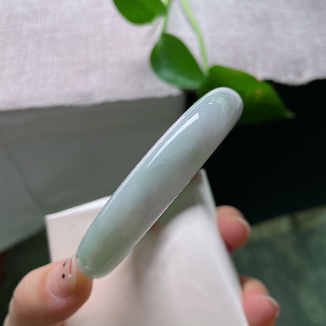 58.1/12.9/9.3，白底青正圈，水润细腻，是留白处的惊鸿一瞥，也是东方女子骨子里的清雅。有棉线，ss55539a